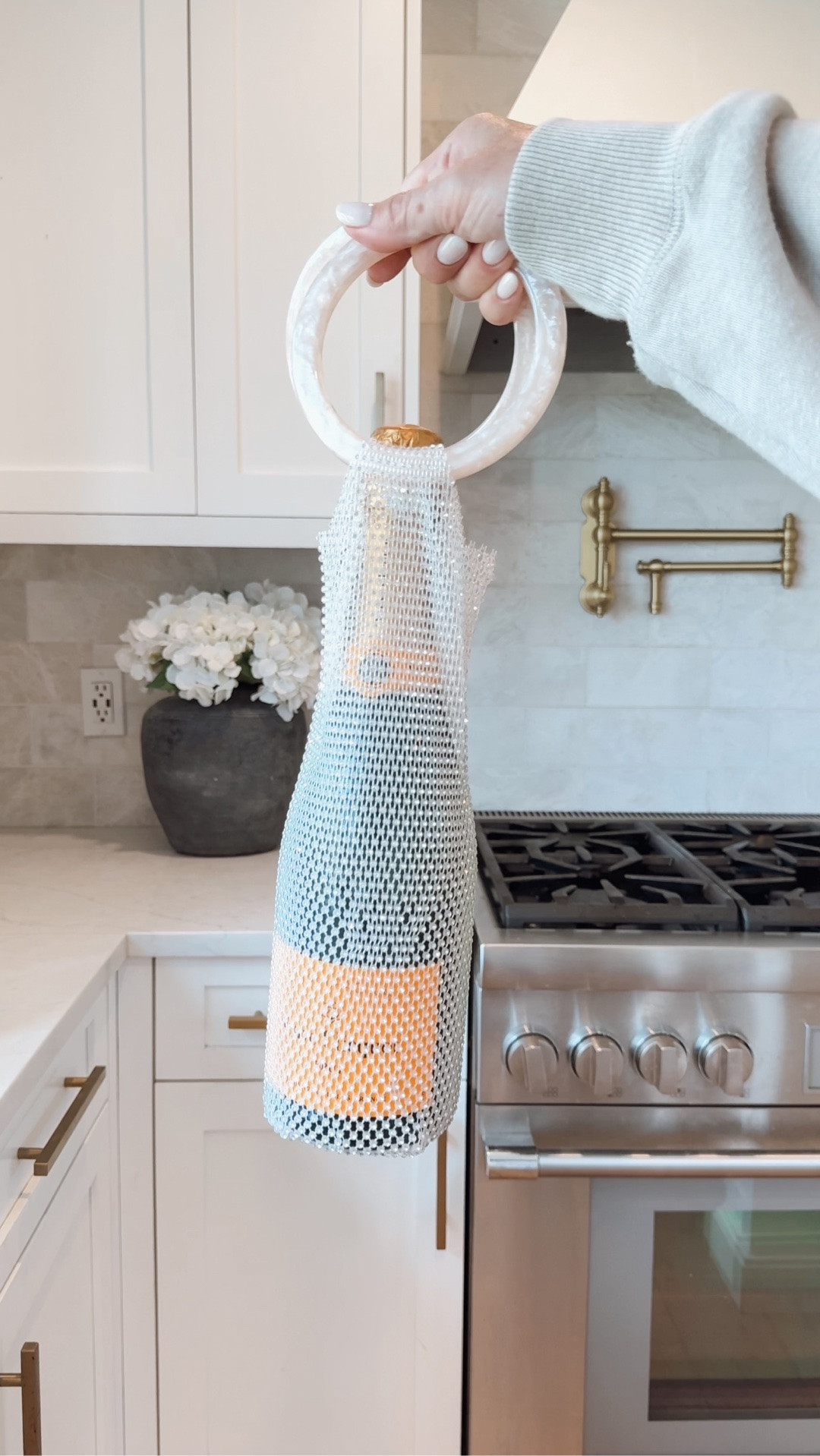 Luxe Champagne & Wine Gift Bag 🥂
-> Elevate your gifting! Where sparkle meets sophistication - these rhinestone studded gift bags turn every bottle into a statement. Perfect for wine, champagne, and premium spirits. They add a touch of glamour to any celebration, from intimate dinner parties to gift giving!

#LTKfoodie #LTKvlog #LTKWedding