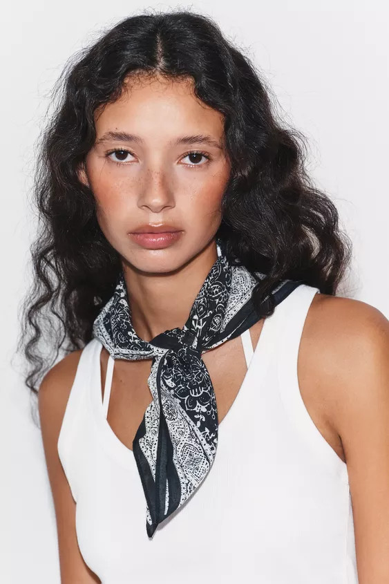 Printed bandana scarf made from a blend of viscose and 27% lyocell. Features contrasting floral e... | Zara US