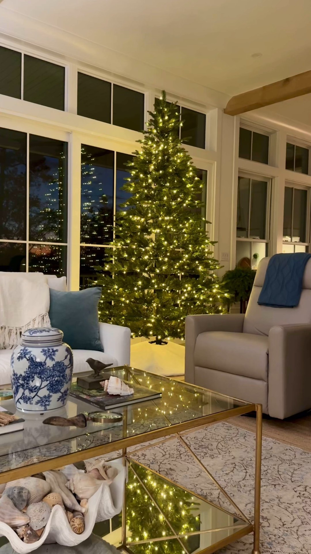 The season always begins the moment the tree goes up. ✨
There’s something about that first soft glow that makes everything feel a little more magical. 🌲🎁

#HolidayHome #ChristmasDecor #CozyChristmas #FestiveSeason #HomeForTheHolidays #ChristmasInspo #SeasonalDecor #HolidayVibes #WinterHomeDecor

#LTKHome #LTKHoliday #LTKSeasonal