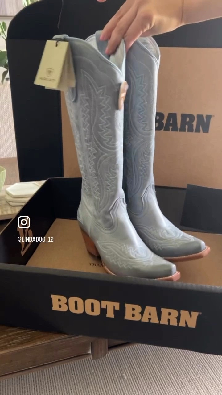 Vintage denim cowboy boots
In the Casanova style