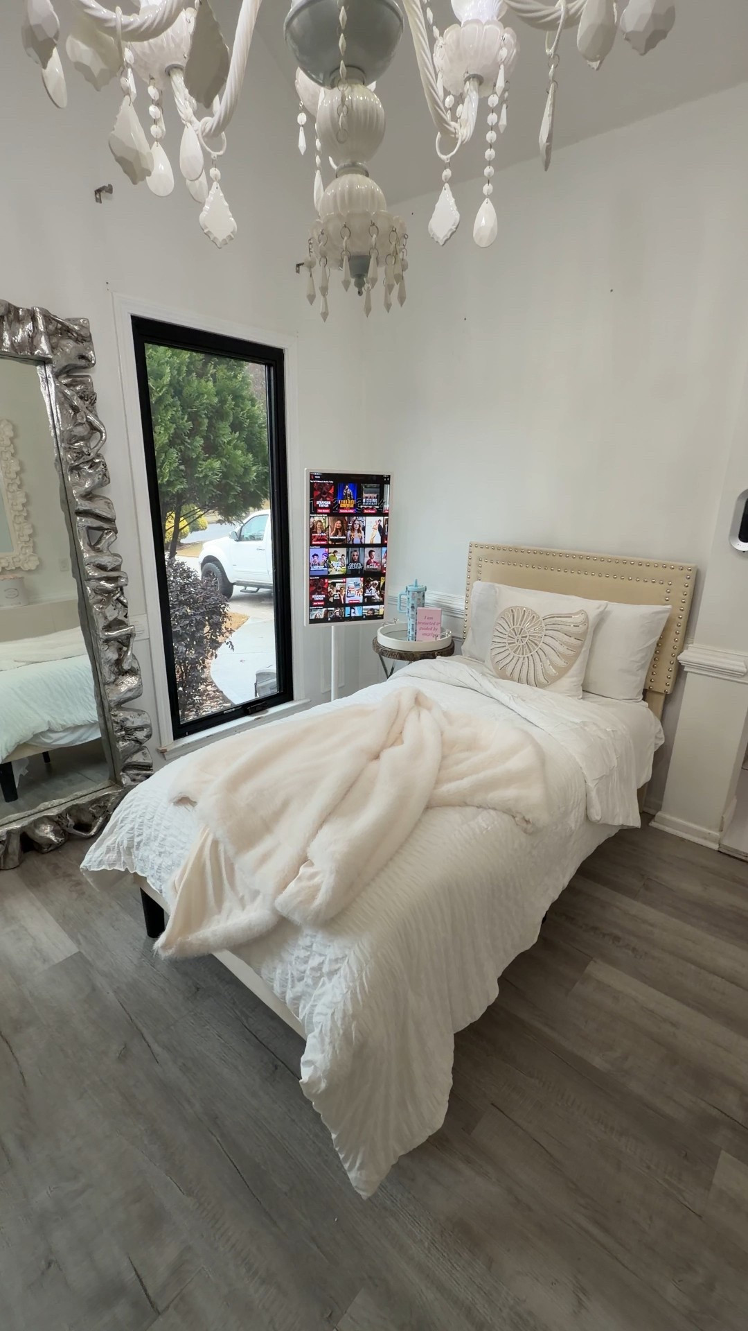 Set mom up a cute little spot in my office ❤️🙏

#LTKselfcare #LTKvlog #LTKmomlife