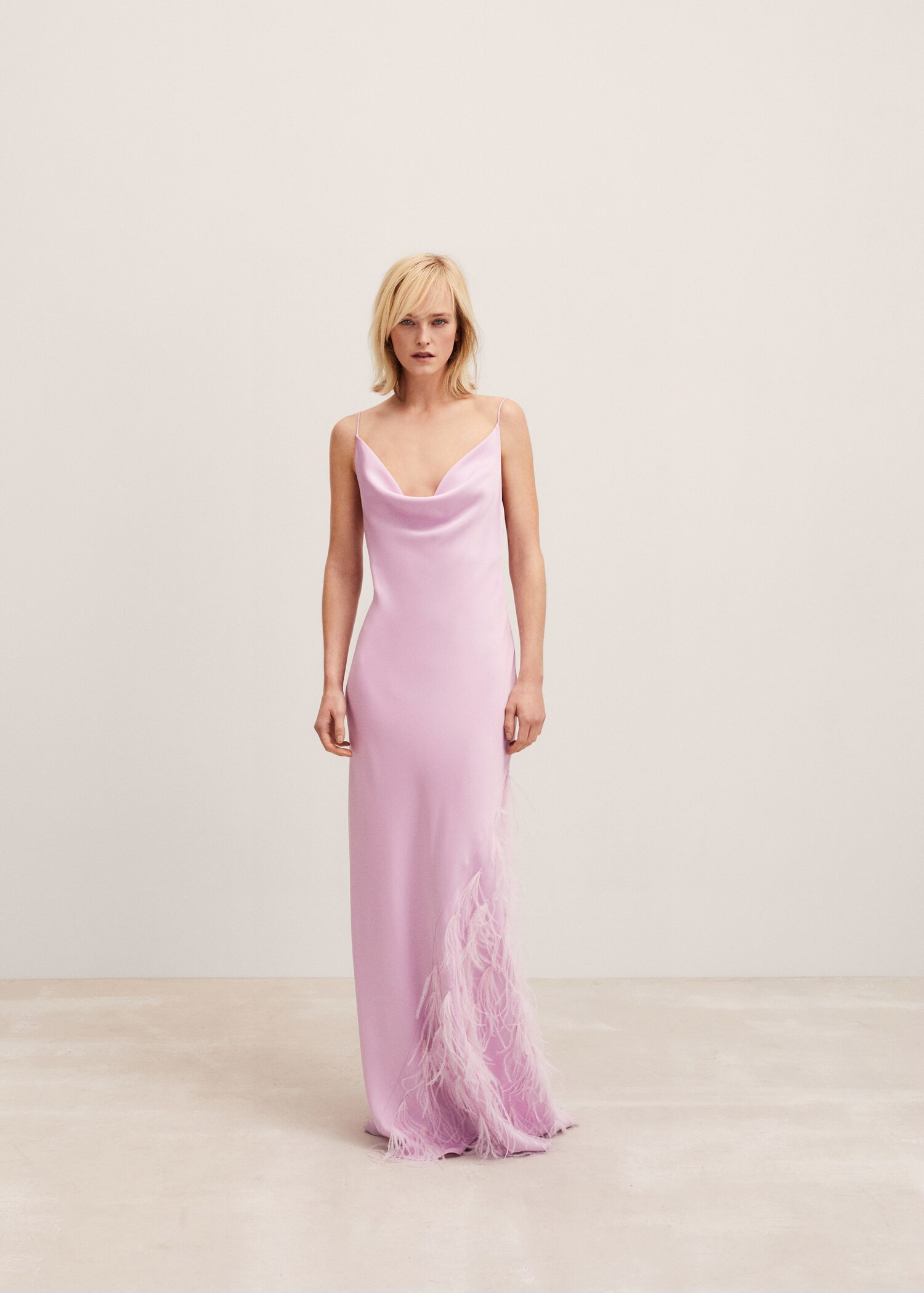 Robe style lingerie détail plumes - Femme | MANGO France métropolitaine | MANGO (FR)