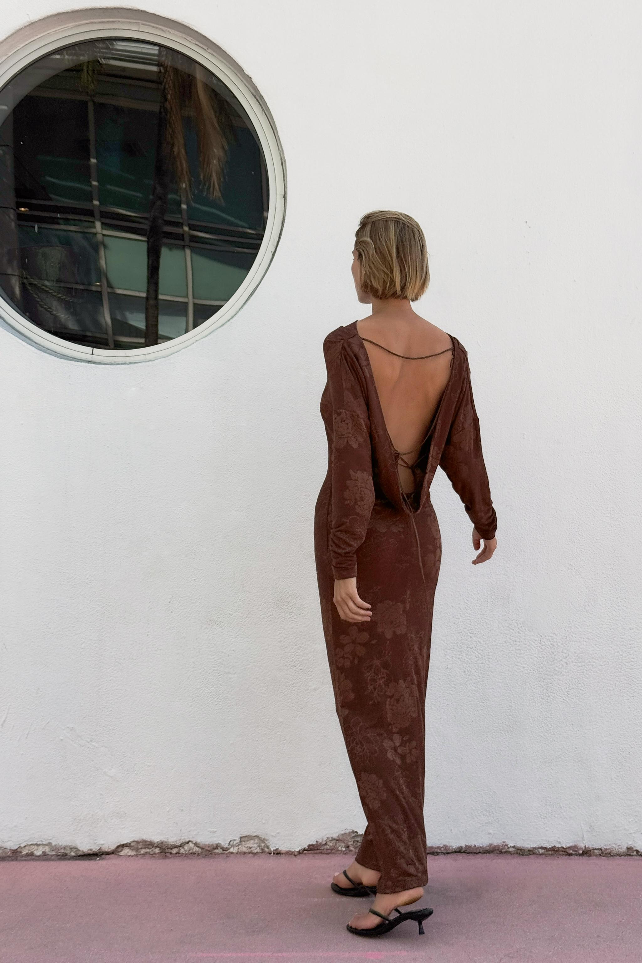 Long, flowing dress with a boat neck and long sleeves. Floral jacquard fabric. Open back with tie... | Zara UK