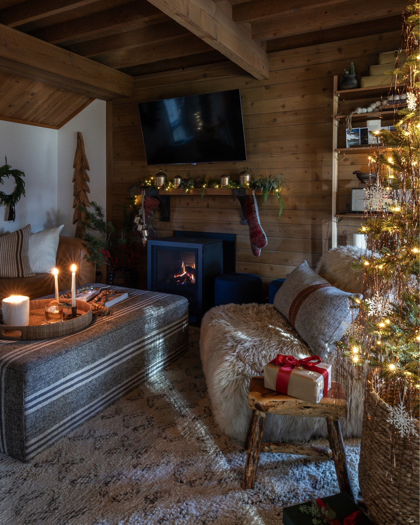 Cozy and rustic cabin holiday decor

#LTKhome #LTKSeasonal #LTKHoliday
