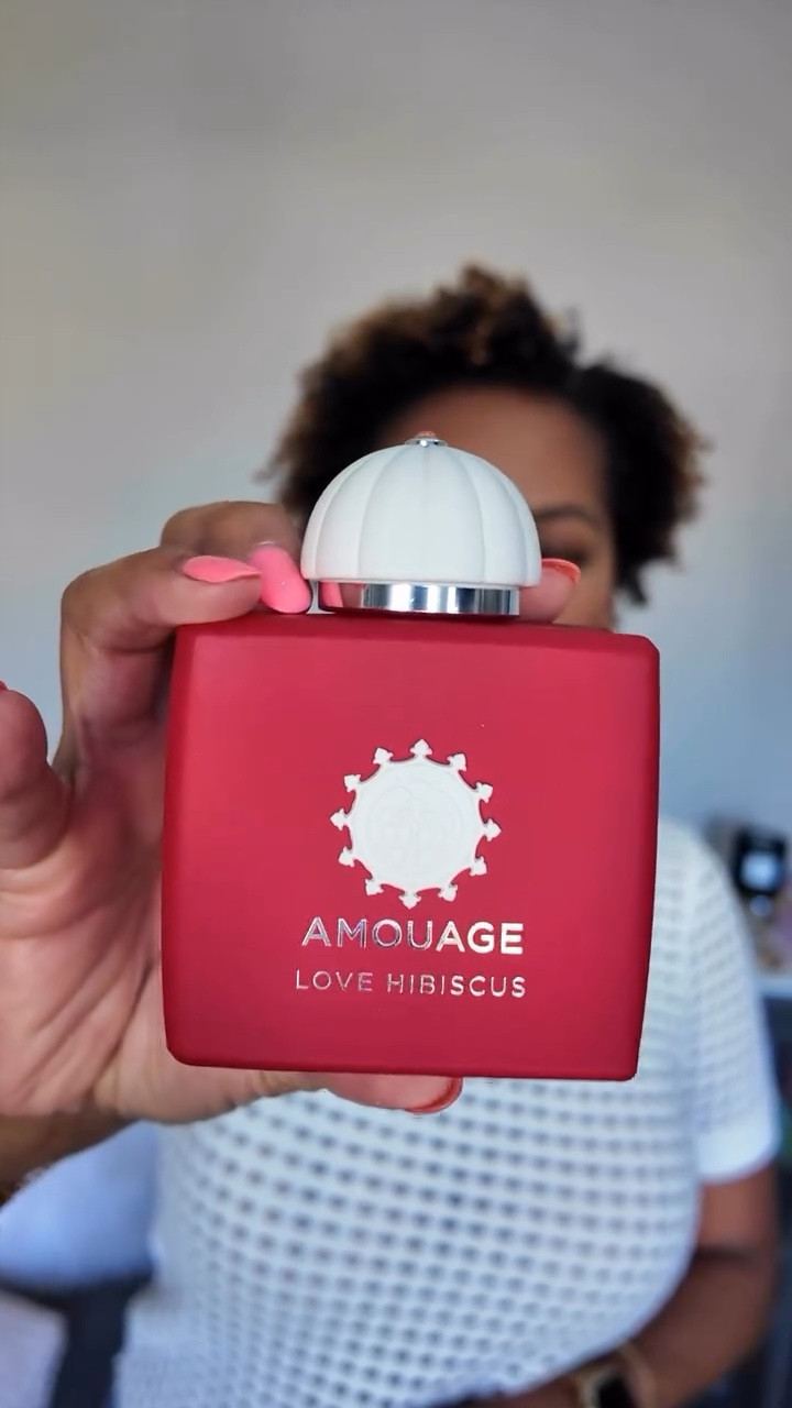 For this First Impression Friday, I risked it all and blind bought the newest release from Amouage, Love Hibiscus. Check out the notes!

🌸Top: salted caramel, passionfruit, bergamot
🌸Mid: hibiscus, orris, frankincense
🌸Base: sandalwood, cypriol, vanilla

This fragrance is NOT your average fruity floral fragrance! Have you tried it?

Fragrance is linked in bio under SHOP MY POSTS or comment SHOP to get the link DM’d to you!

#fragrancereviewer #fragrancelover #amouagelovehibiscus #lovehibiscus #springfragrance