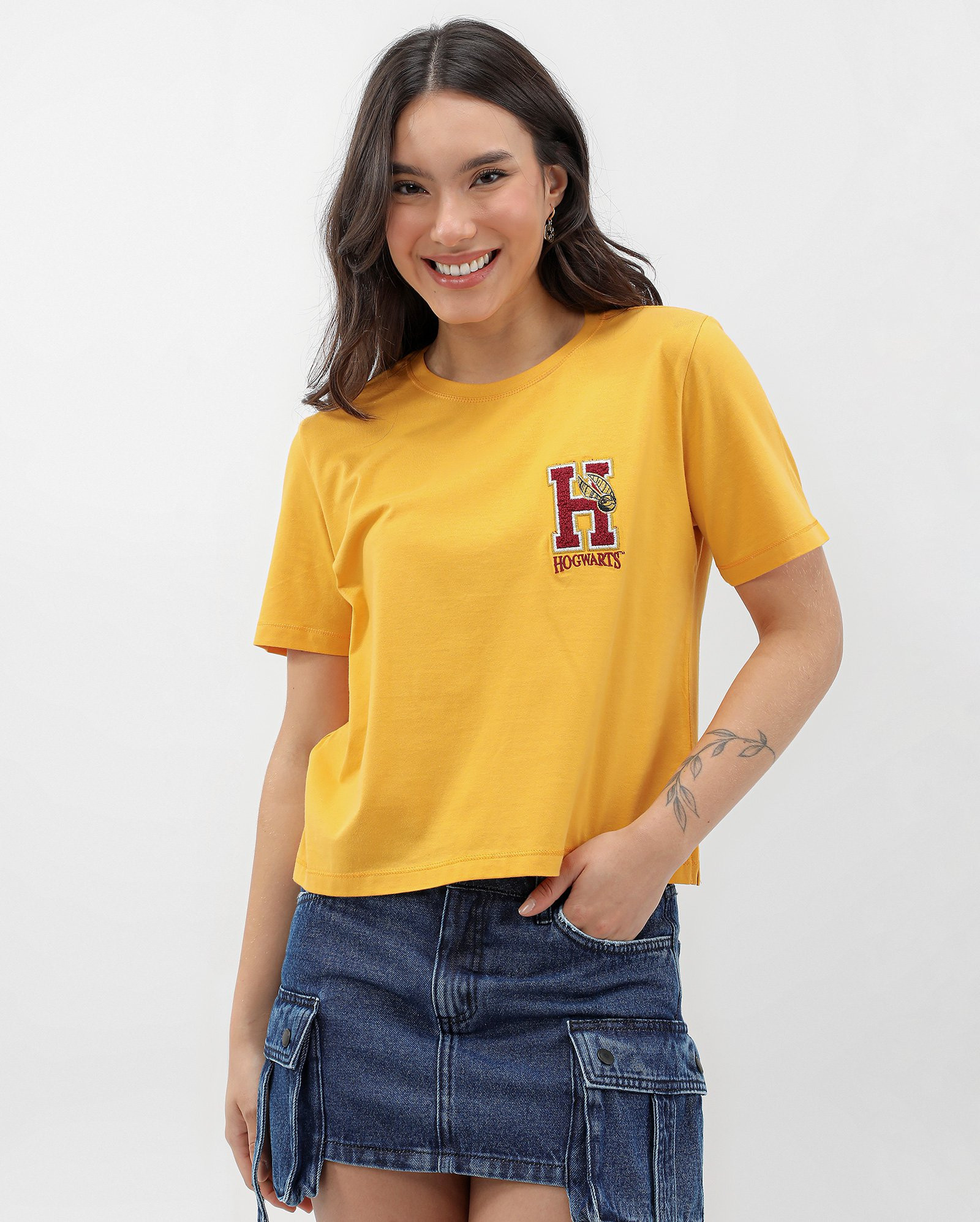 Camiseta feminina Pomo de Ouro Hogwarts amarela | Warner Bros. | Riachuelo (BR)