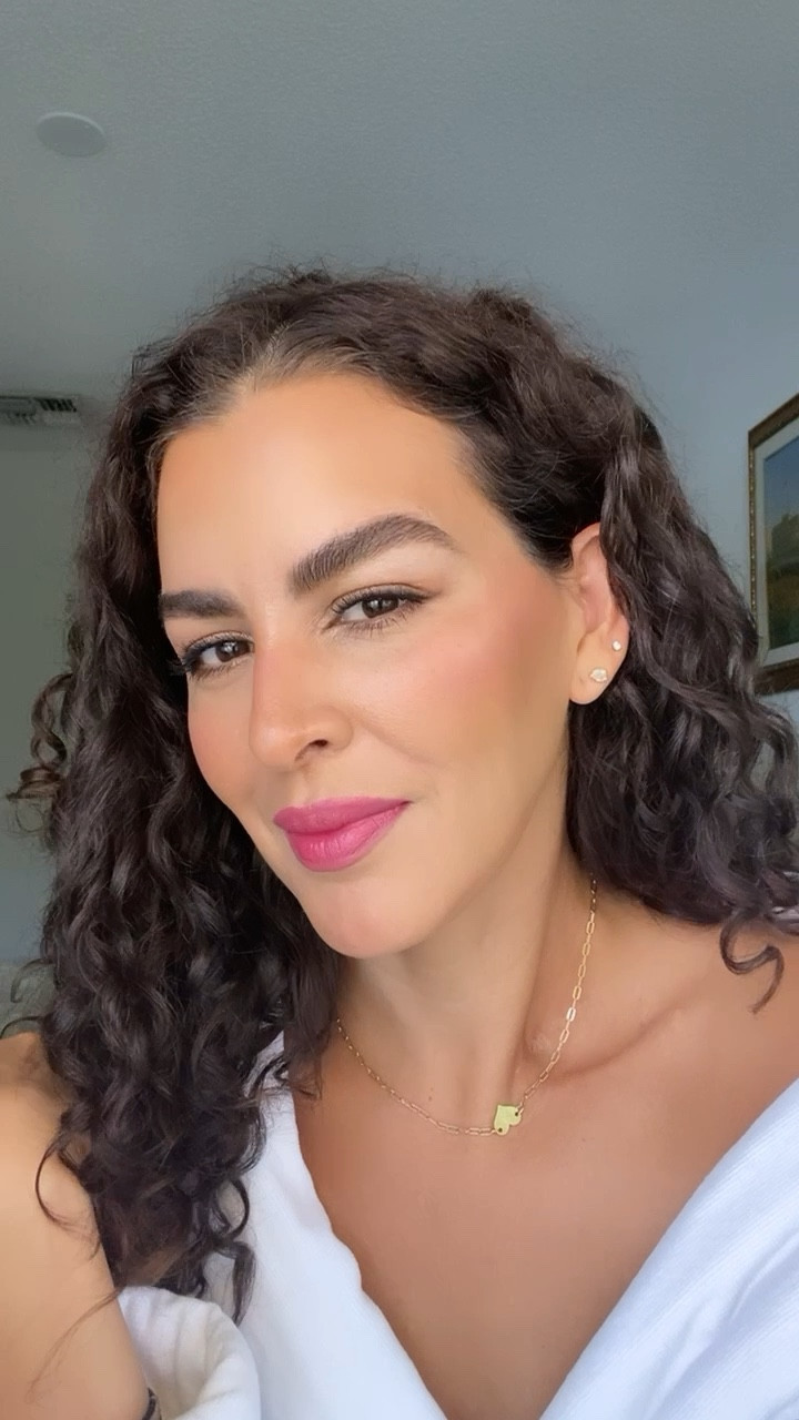 Love these 3 products from @clinique. They look super natural and last for a while. Adding the lipstick, concealer, mascara and powder. 