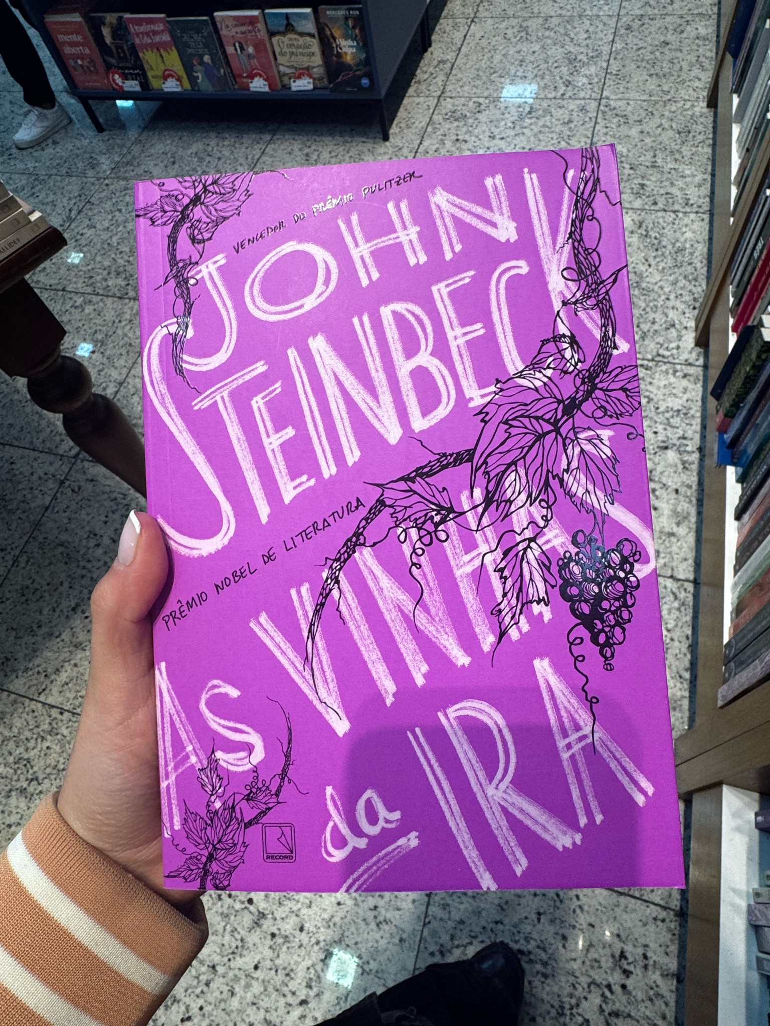 Presente perfeito para os apaixonados por literatura clássica. 

Sinopse:
“Publicado em 1939, As vinhas da ira marcou o auge da carreira de John Steinbeck, vencedor do Nobel de Literatura, e se mantém como um documento social e um marco da literatura. Assim como o livro, o filme, que rendeu um Oscar ao diretor John Ford e foi protagonizado por Henry Fonda, tornou-se um clássico.

Dez anos depois do início da Grande Depressão de 1929, Steinbeck criou um manifesto perene com foco na luta dos excluídos. As vinhas da ira representa o confronto entre indivíduo e sociedade, através da epopeia da família Joad, expulsa pela seca dos campos de algodão de Oklahoma, para tentar sobreviver como boias-frias nas plantações de frutas do Vale de Salinas, na Califórnia.

Prêmio Nobel de Literatura em 1962, Steinbeck retratou a situação do homem moderno diante das dificuldades, a pobreza e a privação em um universo feroz, protagonizado por vítimas da competição e párias sociais. Ao testemunhar as debilidades humanas diante de um sistema econômico implacável, nos deparamos com situações repletas de dramaticidade. O realismo do texto, com fortes tons naturalistas, expõe o escritor como experimentador de inovadoras técnicas narrativas, ricas em simbolismo e elaboração mítica”

#LTKover50style #LTKgiftguide #LTKbrasil