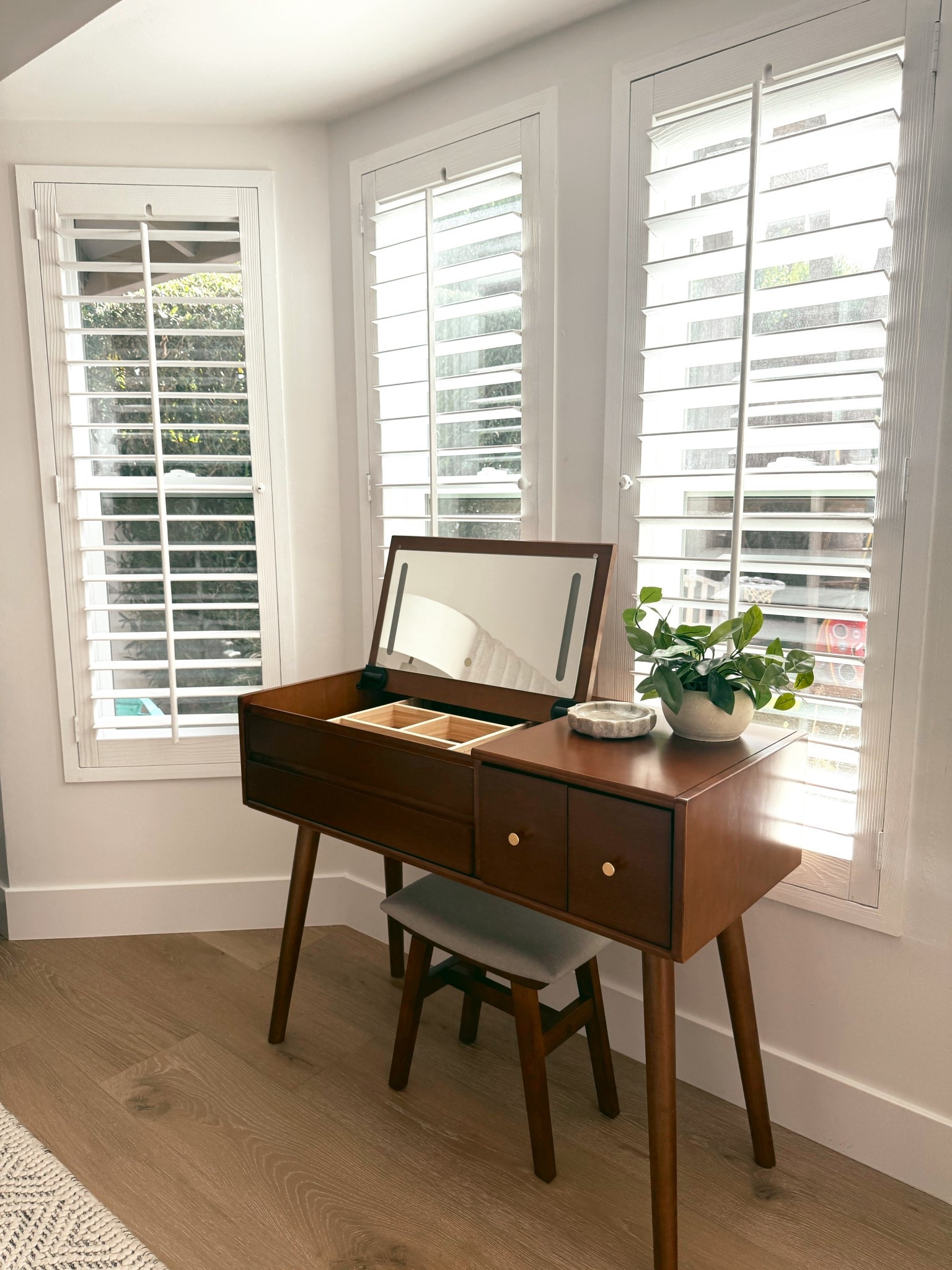 Grabbed this Amazon vanity for doing fun makeup and hair tutorials! It looks like a desk but the top opens and it’s a mirror with lights. So cute and small for a small space! 

#LTKHome #LTKBeauty