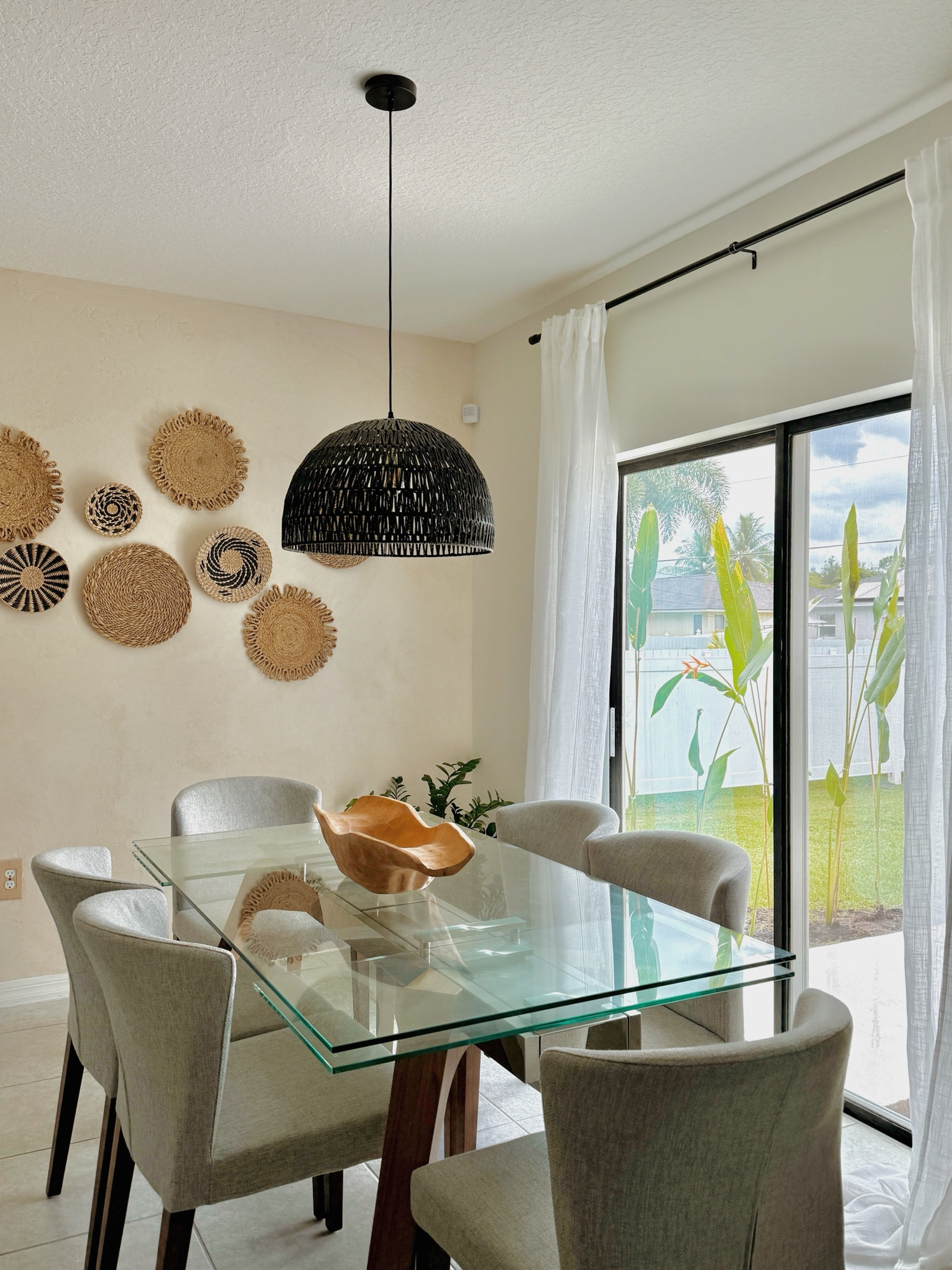 Happy Friday 🤎 Dining room views with my new heliconias 🤩

#LTKHome #LTKStyleTip #LTKFindsUnder100