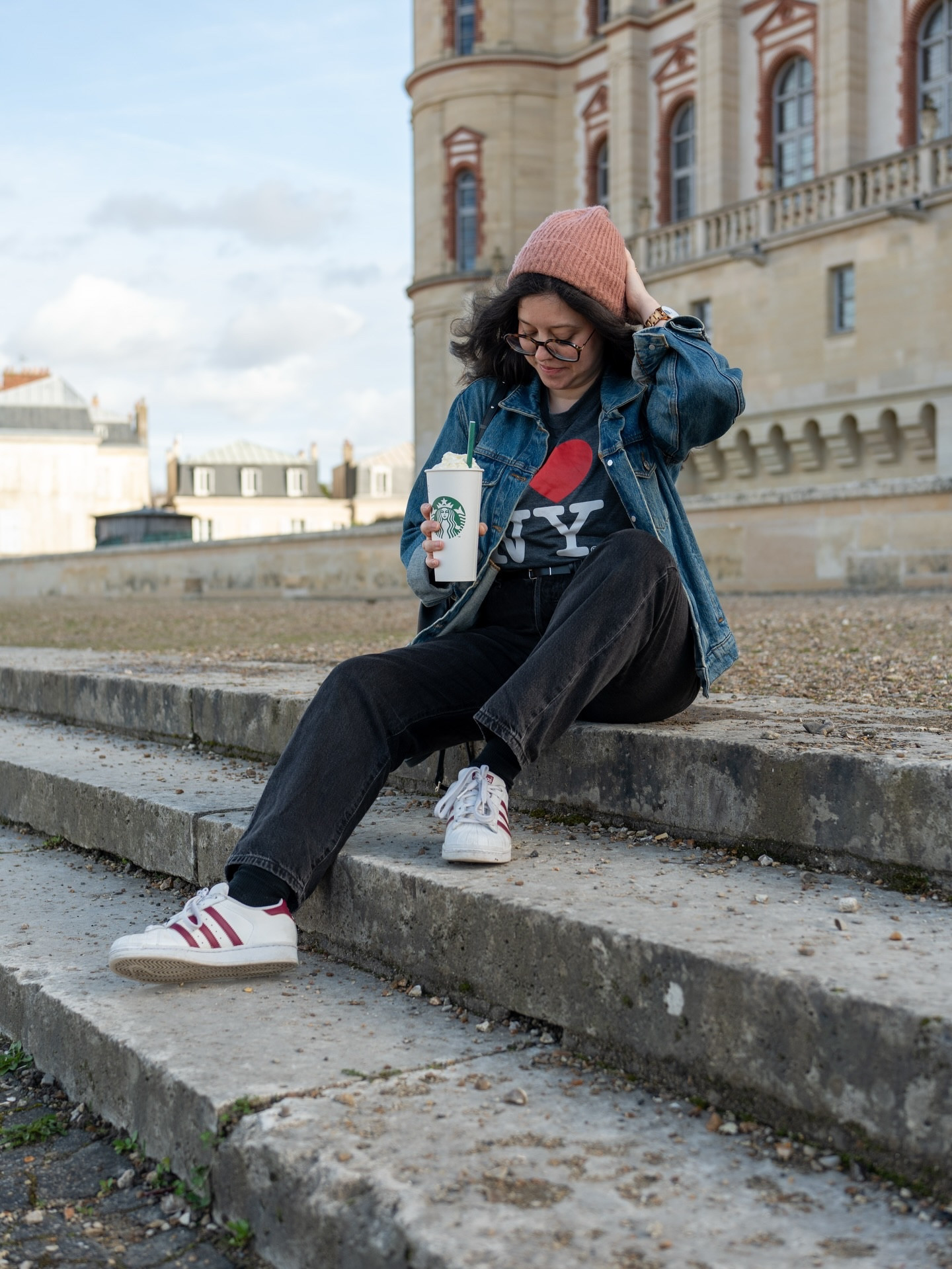 On entend souvent que 2026 serait le nouveau 2016.
Les silhouettes reviennent, certaines pièces aussi, mais le regard que l’on porte dessus a changé.
Je me suis amusée à recréer un look inspiré de 2016. Pas pour le porter tel quel aujourd’hui, mais pour observer l’évolution : des proportions, des associations, et surtout de mon style personnel.
La mode est cyclique, mais notre manière de l’interpréter, elle, évolue.

Si tu devais réintégrer une seule pièce de 2016 dans ton dressing 2026, laquelle choisirais-tu — et comment la porterais-tu différemment aujourd’hui ?

#LTKootd #LTKPetite #LTKSeasonal