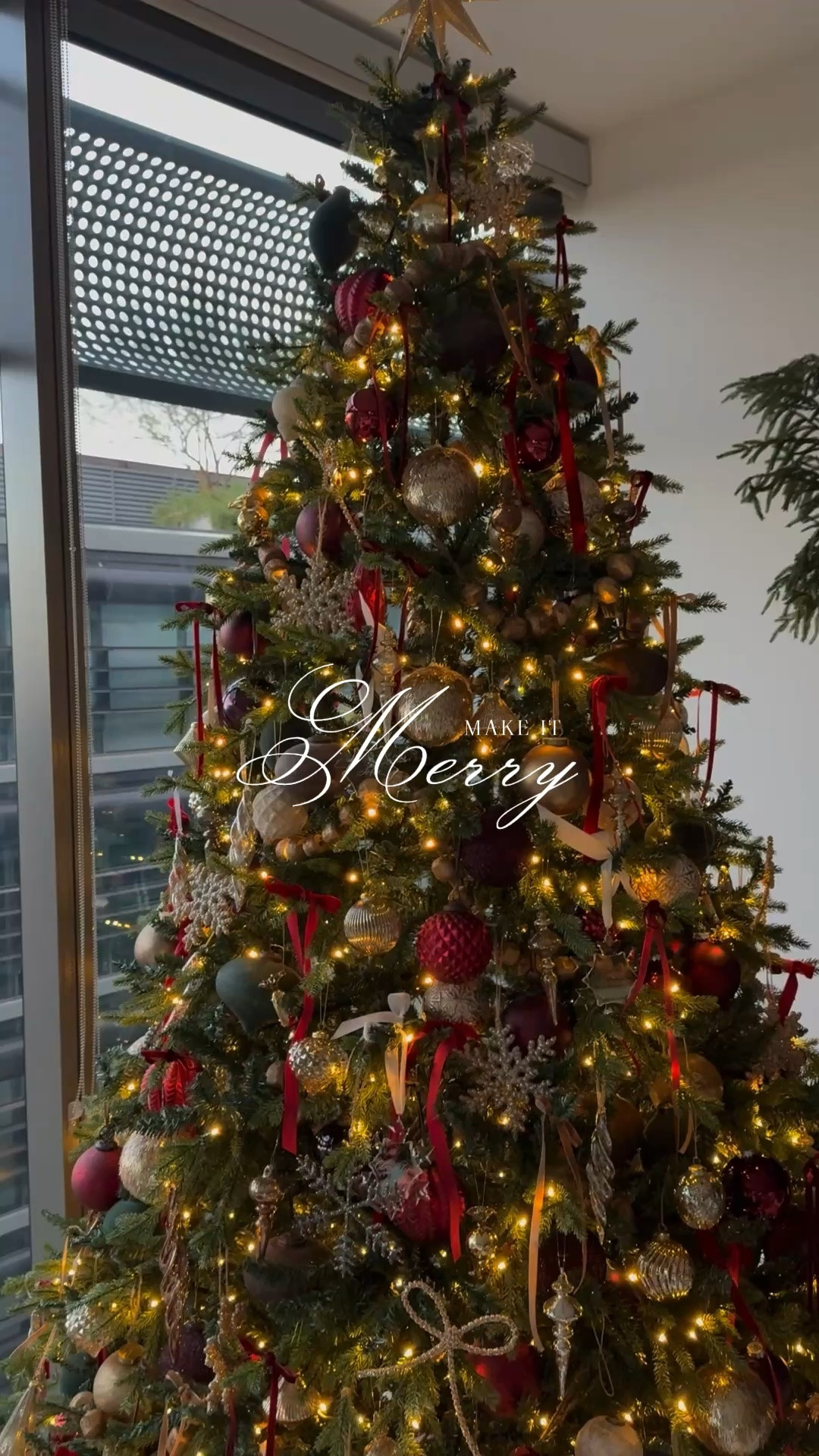 Classic Christmas decor🎄

#LTKHome #LTKSeasonal