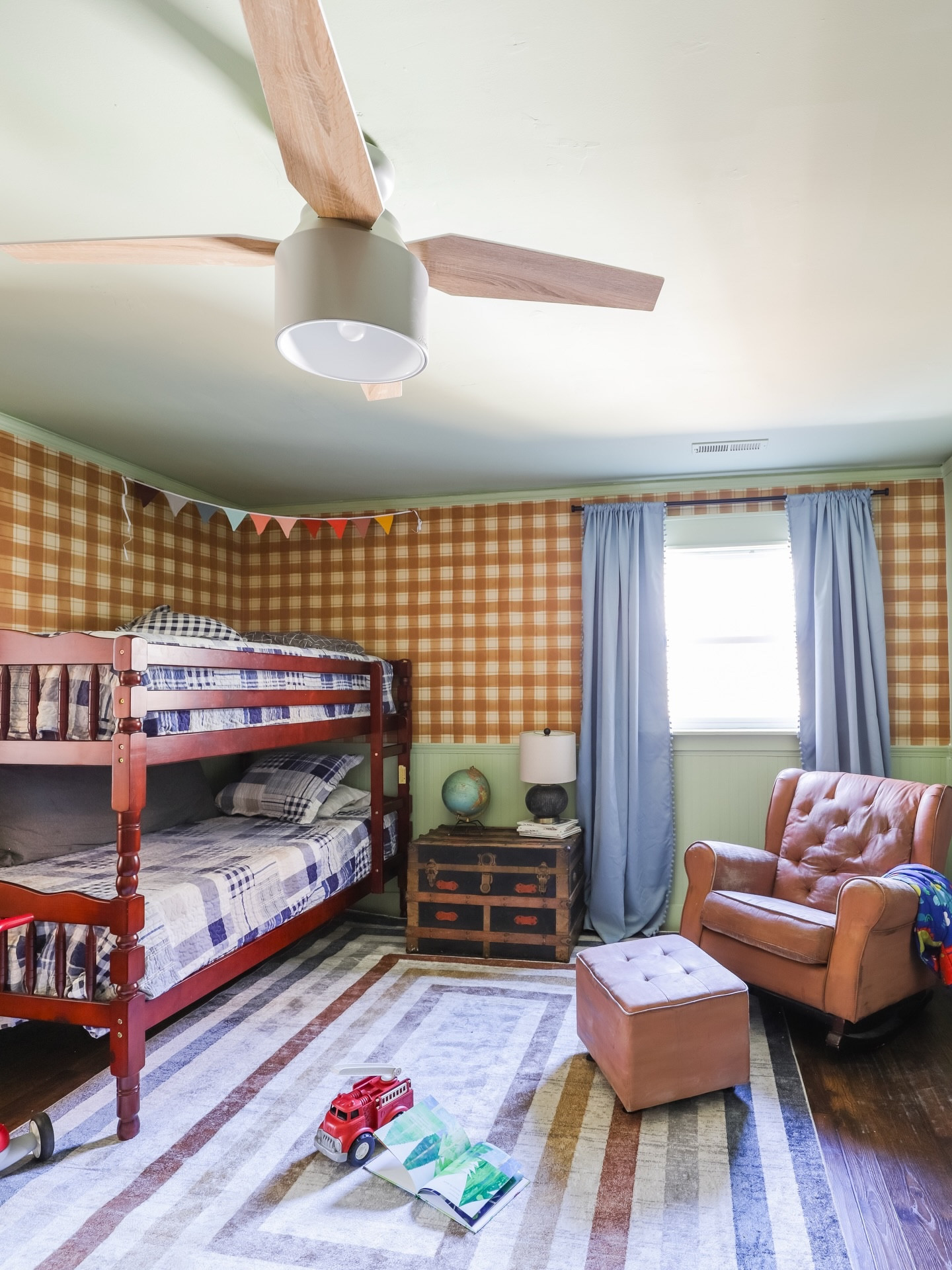 Some sweet stills from Eli’s room makeover since we are now in the process of taking down all the Christmas decor. 

I love Christmas but all the decor also overstimulates me so it comes down right away 😅 currently I’m in nesting/decluttering/decor overload mode…

Anyone else like this?