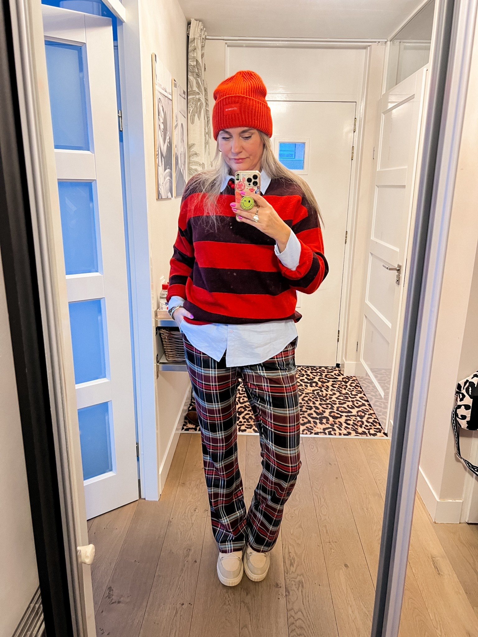 OOTD - Donderdag. Rode muts, rood gestreepte trui (L) over een blauwe overhemdblouse (L), op een geruite broek van Tessa Koops (42) en snowboots (oud).



#LTKFashionMonth #LTKeurope #LTKnederlands