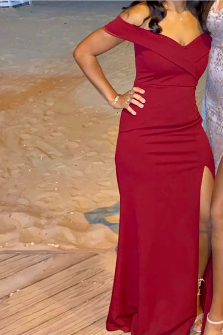 OMG. So in love with this wine red wedding guest dress! Perfect on curves and so sexy with a slit.
5’3” and 131 lbs
Size: Small
#weddingguestdress #formaldress 

#LTKunder100 #LTKcurves #LTKHoliday