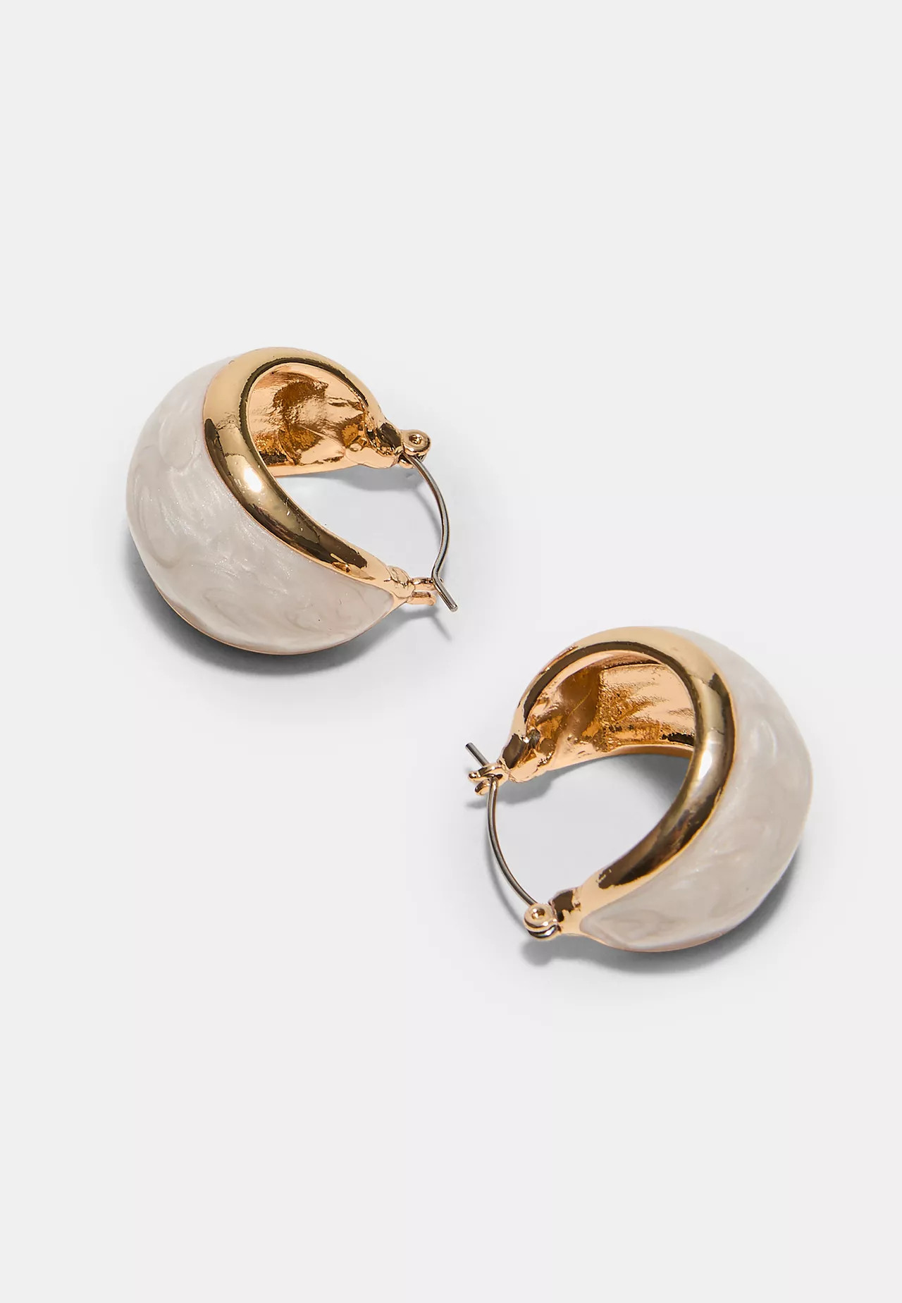 Set of 2 enamelled seashell earrings - Women's fashion | Stradivarius United Kingdom | Stradivarius (UK)