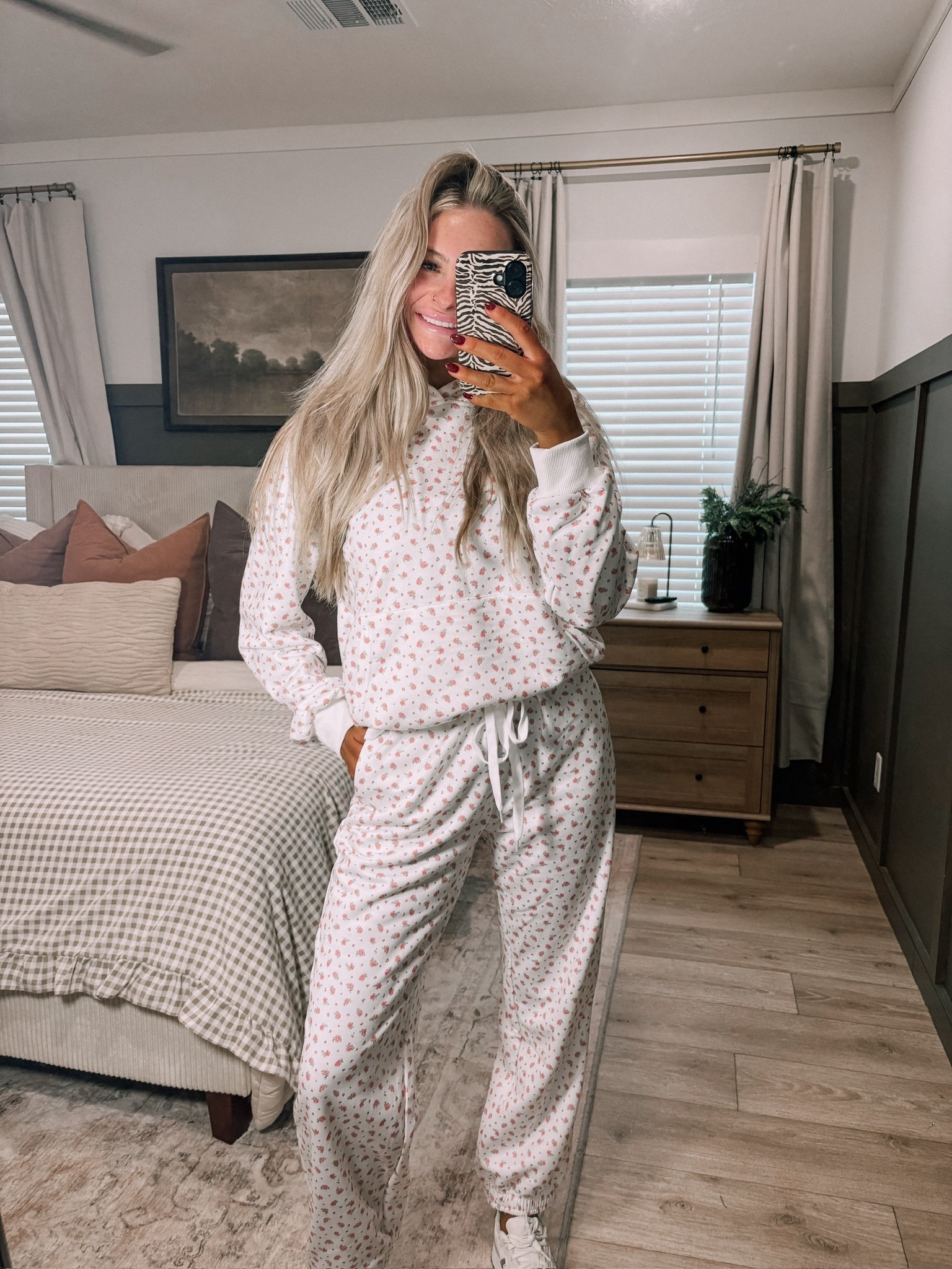 This new set from Southern Roots 😍 there’s a wide leg version of the sweatpants too!

#LTKSeasonal #LTKootd