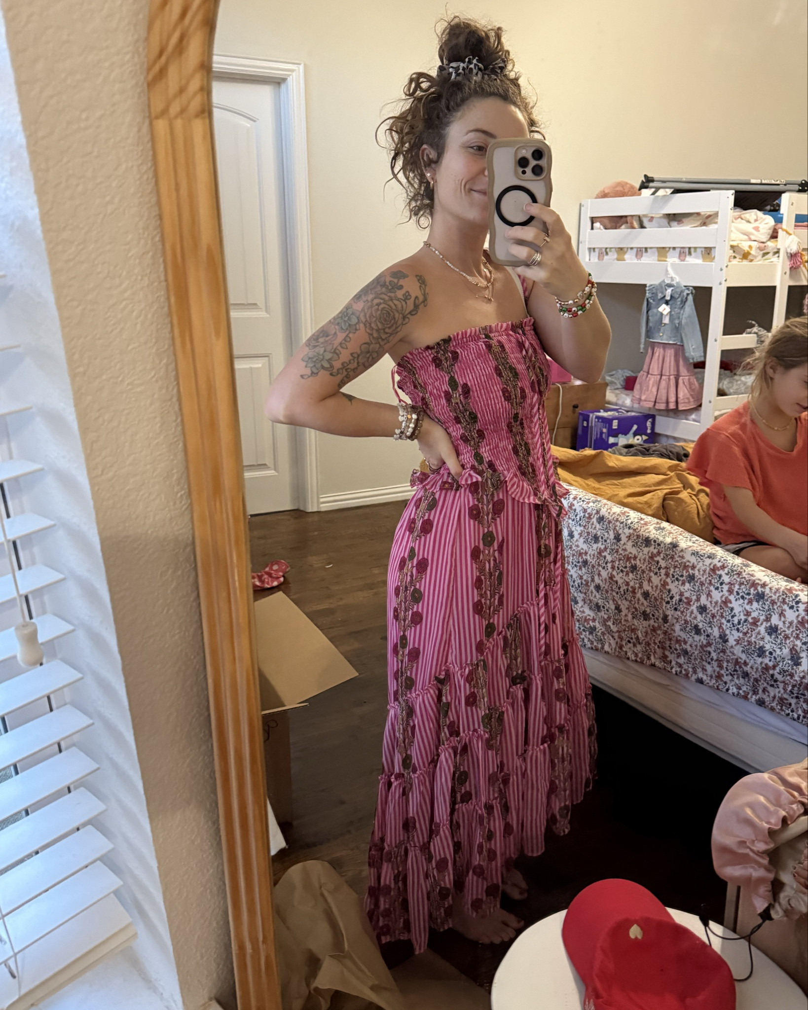 Xs!
Has detachable straps. So flattering 