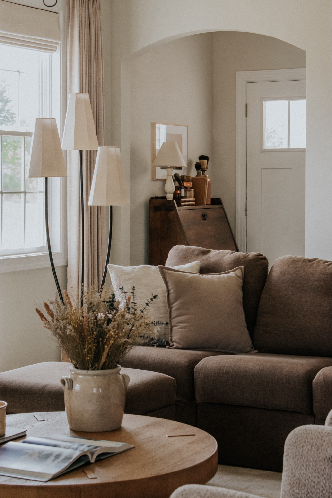 Living room details; wavy metal floor lamp; alabaster lamp

#LTKHome
