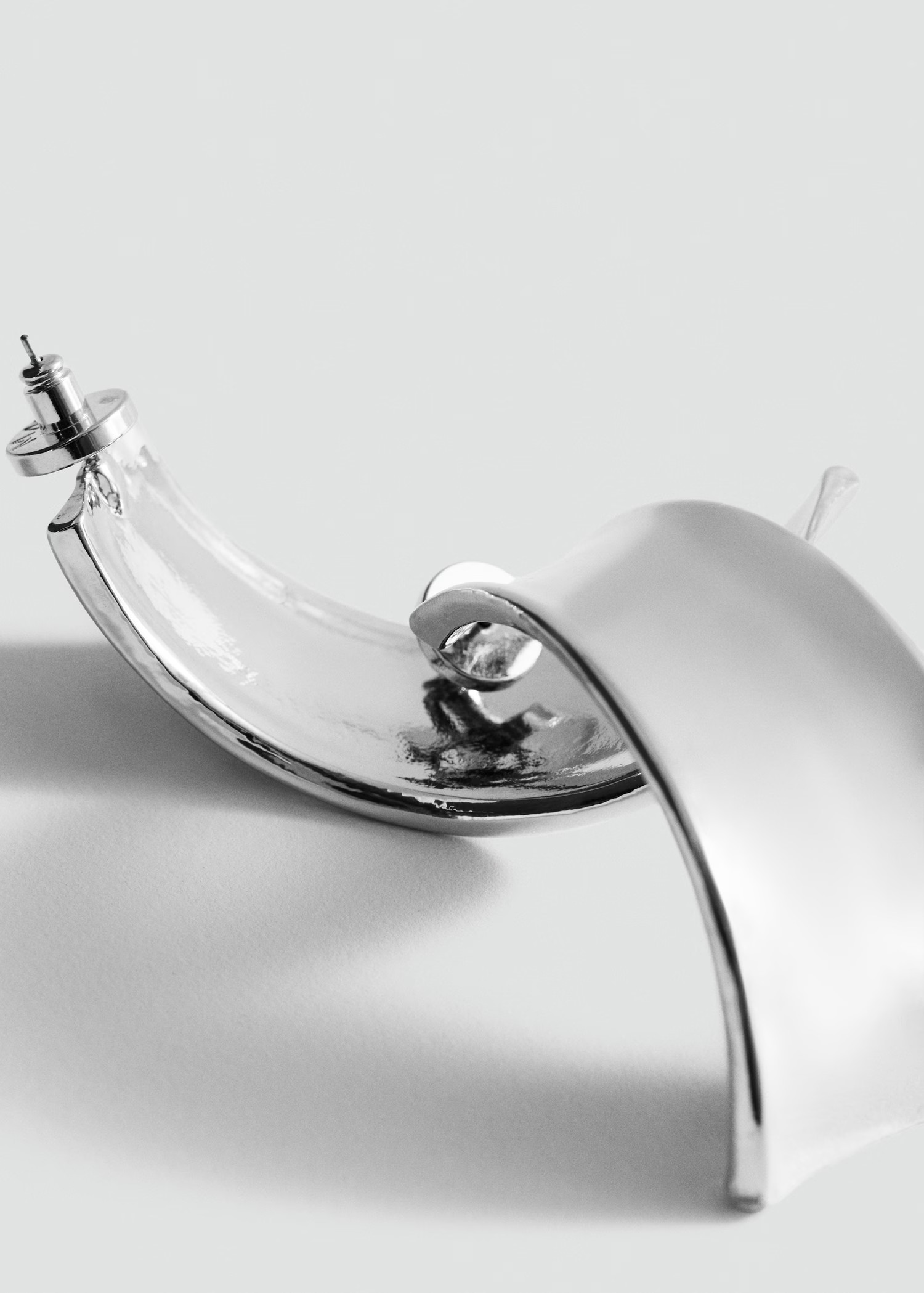 Wavy maxi relief earrings | Mango (US/MX/AU)