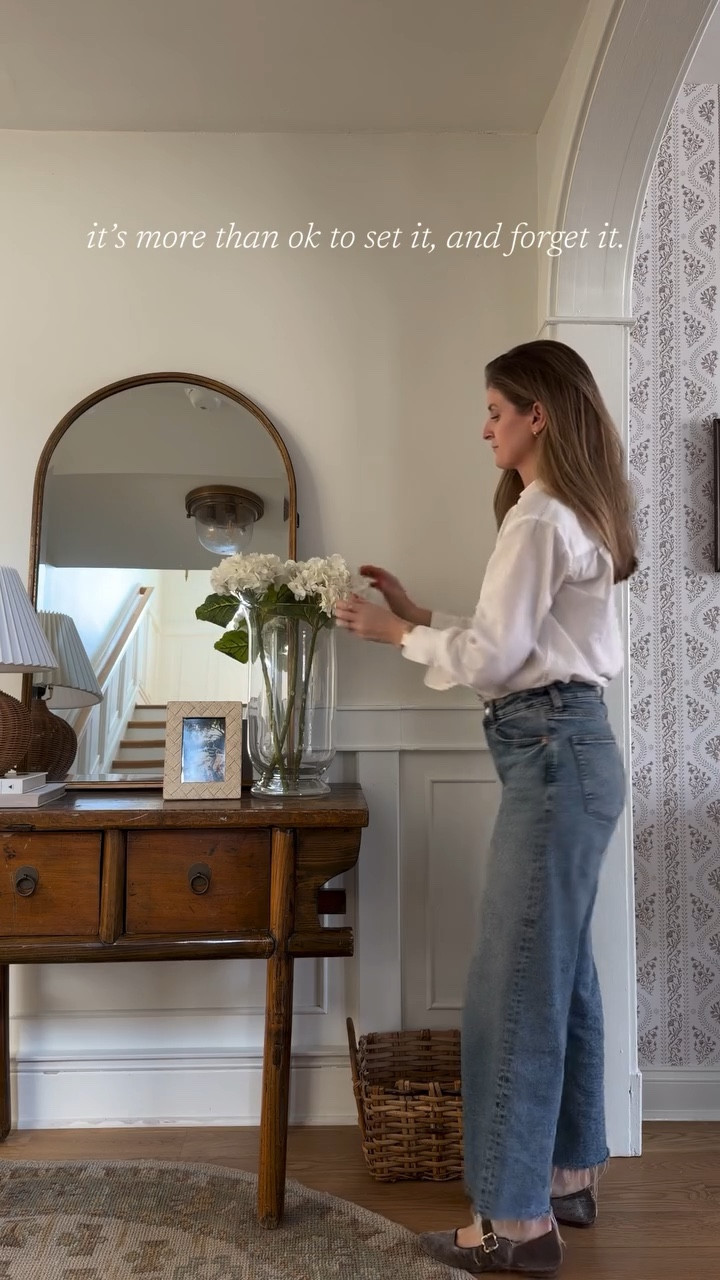 This is as seasonal as it gets around here. You really don’t need to overthink and switch things up as much as the weather does! As soon as Spring hits, I swap my entry steps until the Fall. It’s a subtle nod of something fresh, done and done 🤙🏼 Comment STEM for these @amazon gems + my other go-to to choose from! 

#classichomedecor #fauxhydrangeas #nancymeyers #affordablehomedecor #coastalcottage