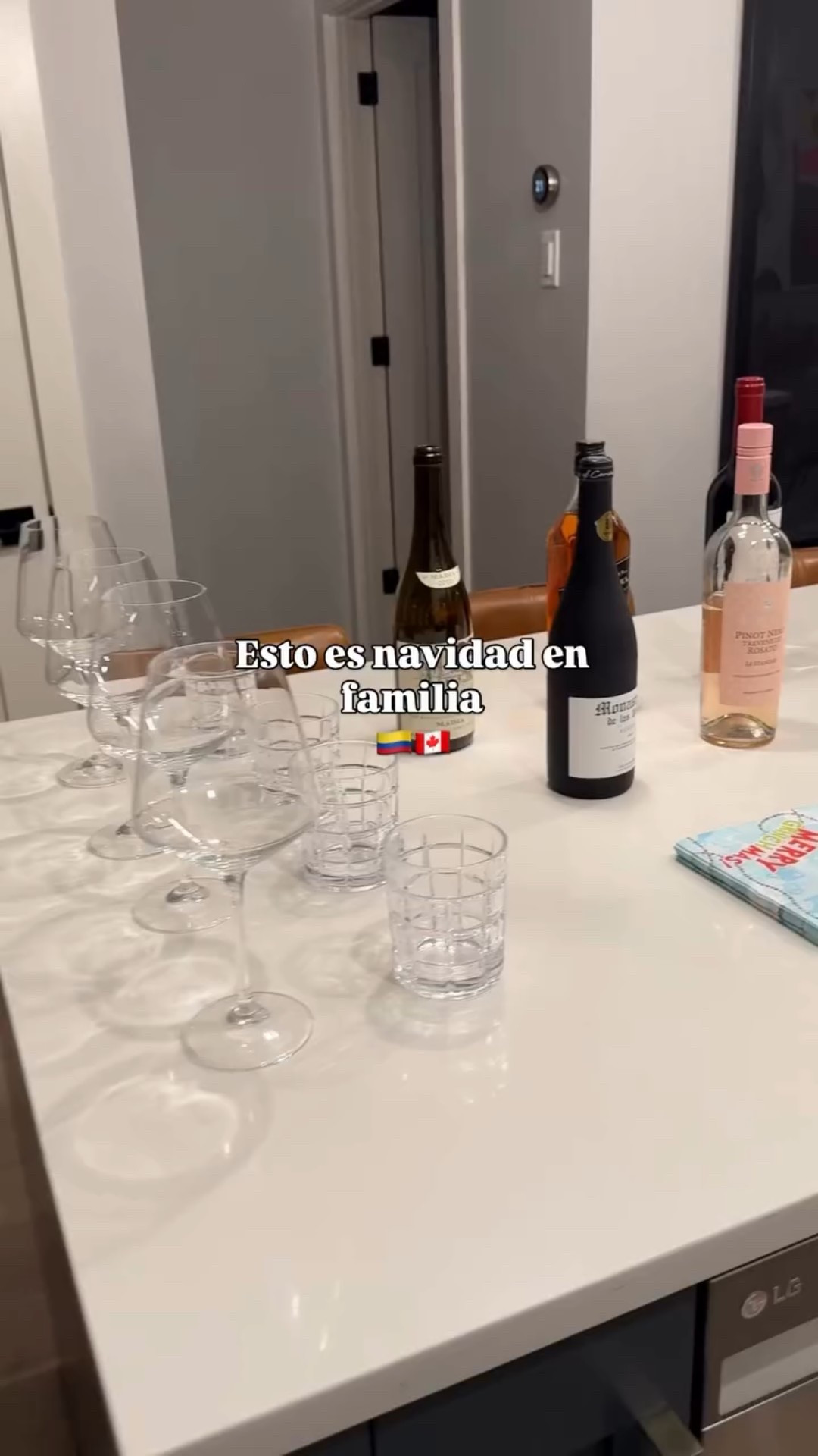 Esto es Navidad en familia: todos ayudando, todos cocinando, todos sumando 🤍
La encontré en un país que no es mío, pero con una familia hermosa que se apoya, se cuida y permanece unida pase lo que pase.
Y si hoy no estás en un lugar donde te brindan apoyo, amor, respeto y compañía… quizás no sea el lugar correcto.
La familia no siempre es el lugar de origen, es el lugar donde te sientes en casa 🎄✨