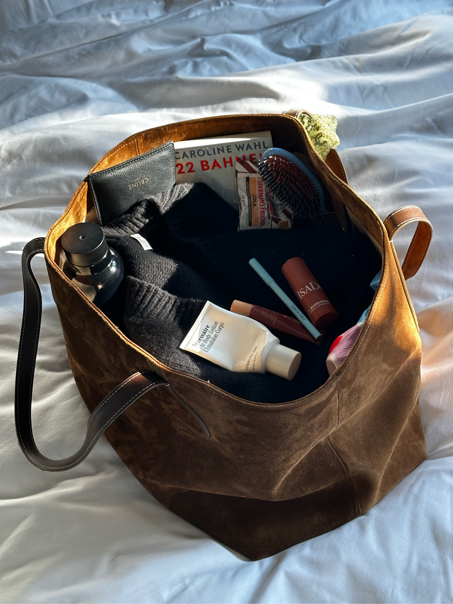 What’s in my bag 📚🥤💄

#whatsinmybag #beautybag #weekender #overnightbag 

#LTKdeutschland #LTKeurope #LTKsummer
