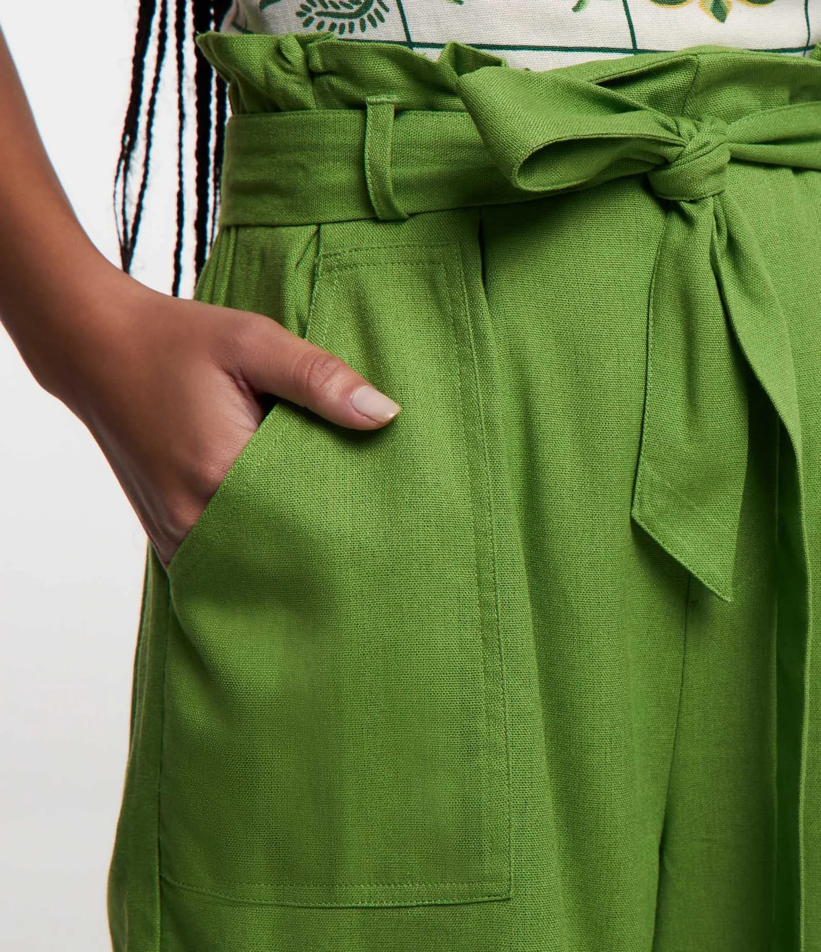 Short Curto em Viscose e Linho com Bolsos e Cinto Faixa Preto - Lojas Renner | Renner (BR)