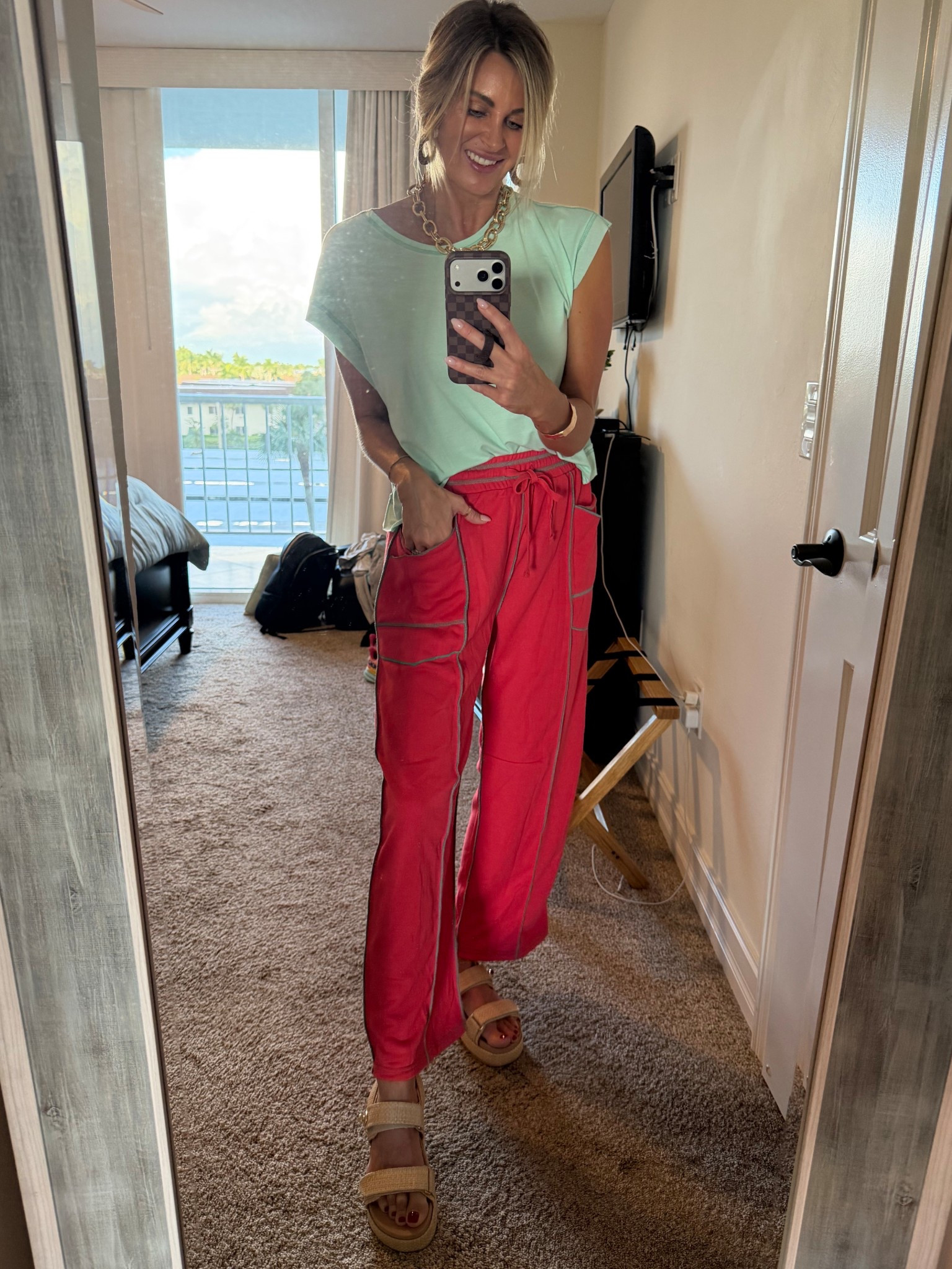 Casual Fit ✅  These barrel sweatpants are 🤌🏽 I love the different color stitching on them, so comfortable, and they’re super flattering. They come in 27 colors! My top is considered a workout top but I loved it to be worn with this! Top also comes in 18 colors! Wearing size small in both for reference! 🫶🏼  best part is this is all from Amazon besides my shoes! 🙌🏼

#LTKFindsUnder50 #LTKBeauty #LTKootd