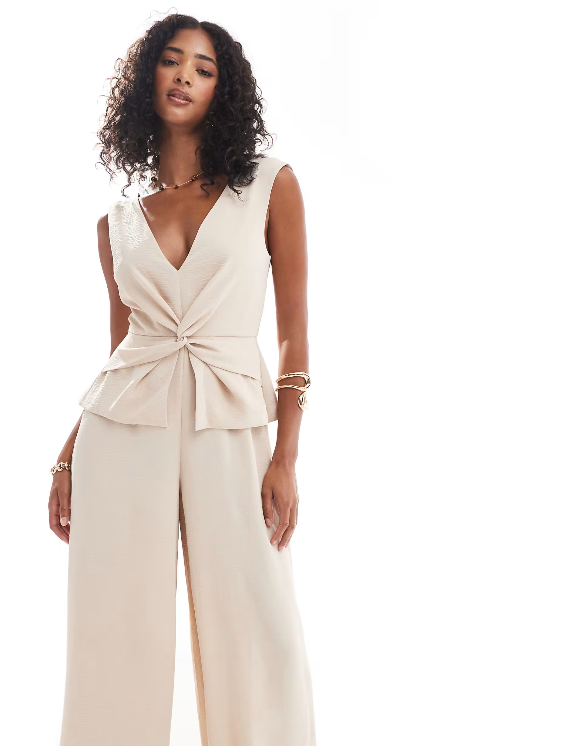 ASOS DESIGN – Gewickelter Westen-Jumpsuit in Hellbeige mit V-Ausschnitt | ASOS (Global)