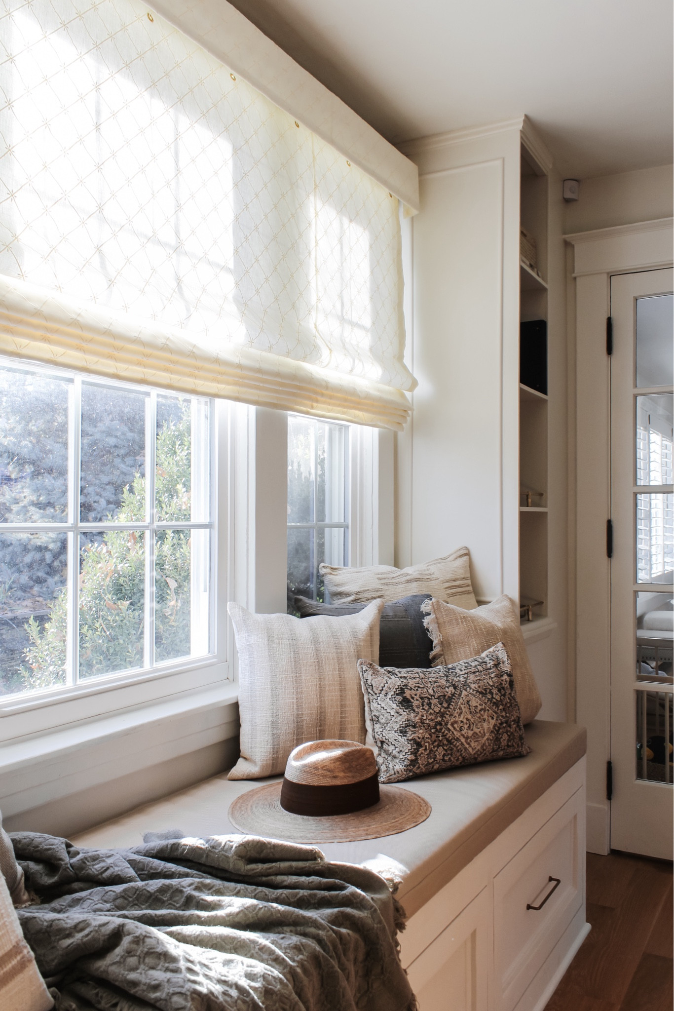 Neutral built in bench corner 

#LTKhome #LTKsalealert #LTKfindsunder50