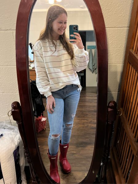 Rainy day outfit 🌧️

winter outfit, comfy outfit, hunter boots, holiday outfit

#LTKstyletip #LTKfindsunder100 #LTKSeasonal