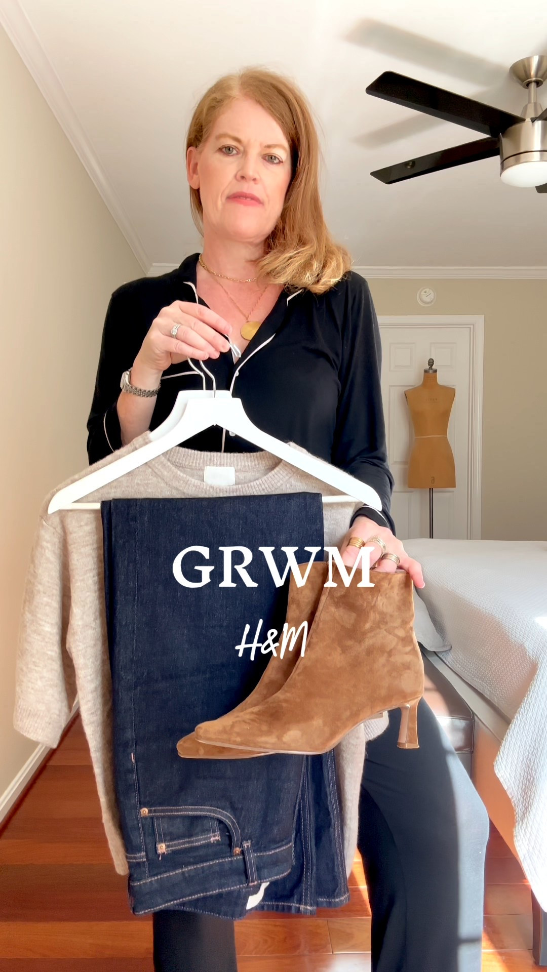 🍁 GRWM for a casual chic lunch. When it comes to elevating basics, the fit and mixing textures is everything. How do you like this taupe knit and dark jeans combo? 