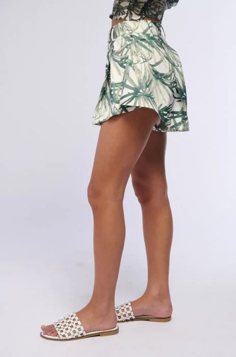 SUMMER LOVIN LEAF PRINT SHORT IN WHITE MULTI | AKIRA