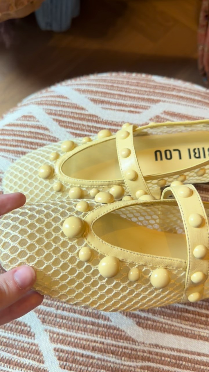 Spring shoe alert! Loving the details & pop of color!
 

#LTKootd