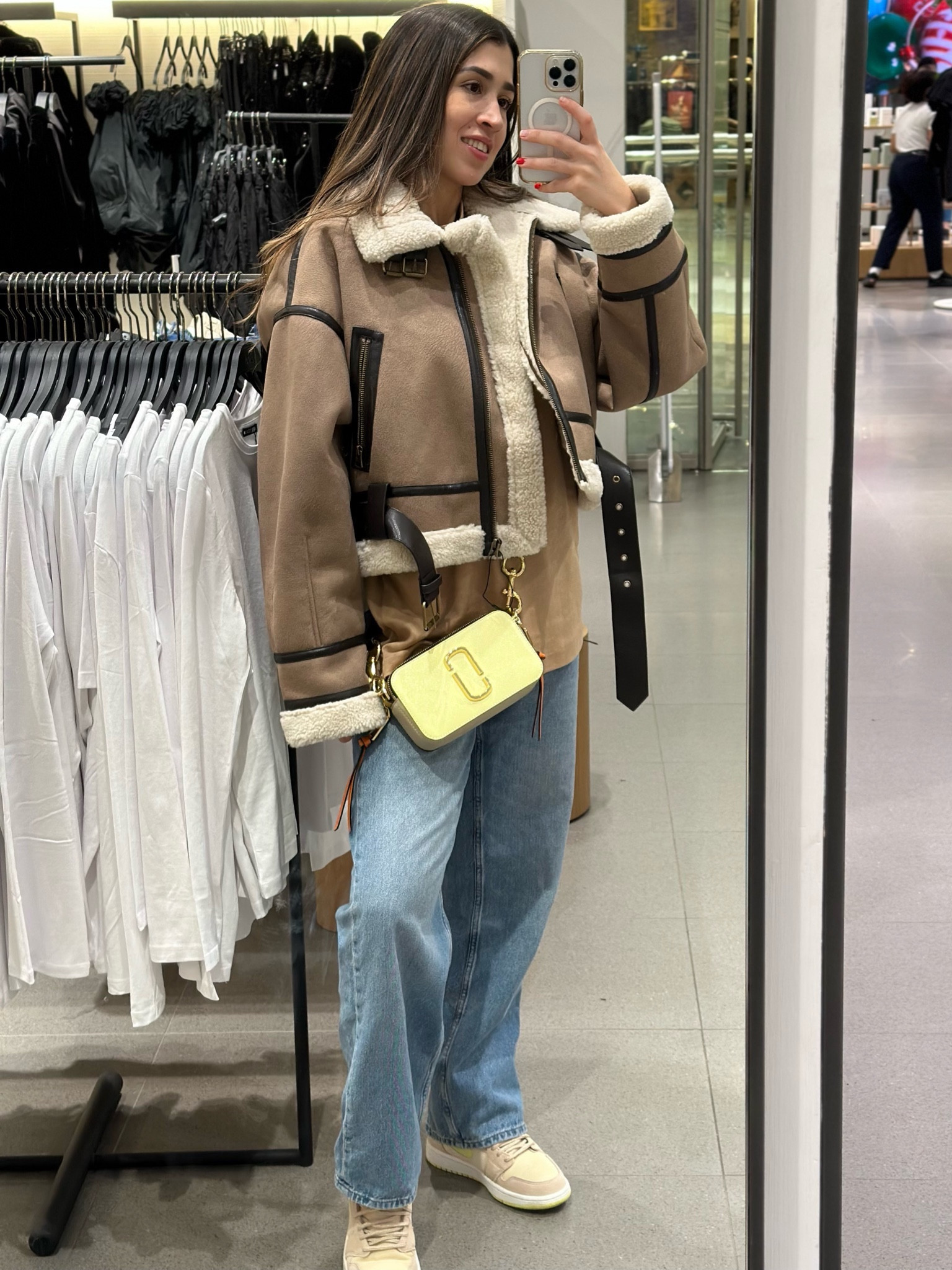 Going shopping outfit! Your choice for a shopping outfit should prioritize comfort and practicality. High-waisted jeans, a loose blouse, a stylish jacket, and comfortable shoes make for a great combination. The crossbody bag adds a practical element for carrying essentials. Enjoy your shopping!