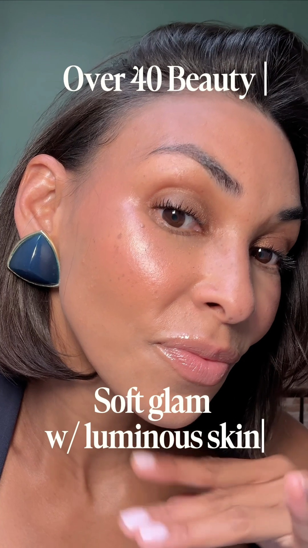 Bronzed soft glam with luminous skin ✨

A skin-first makeup look with soft bronzed tones, radiant highlights, and a healthy glow.

Products used:
• @doll10beauty X @ericataylor2347 Beauty Let’s Glow The Fixer 
• @doll10beauty Let’s Glow Correcting Balm 
• @itcosmetics Cosmetics Do It All Sheer Tint Face Balm
• @itcosmetics Do It All Radiant Concealer
• @iliabeauty eyeshadow palette
• @hudabeauty Blush Filter Liquid Blush
• @rarebeauty Soft Pinch Liquid Blush
• @sarah.creal Today’s Highlights 12H Peptide Balm Luminizer
• @sarah.creal No Further Questions Peptide Lip Gloss
• @lorealparis Infallible Up to 24H Wear Brow Lamination
• @iliabeauty Sculpting Brush
• @sarah.creal Blush & Blur Brush