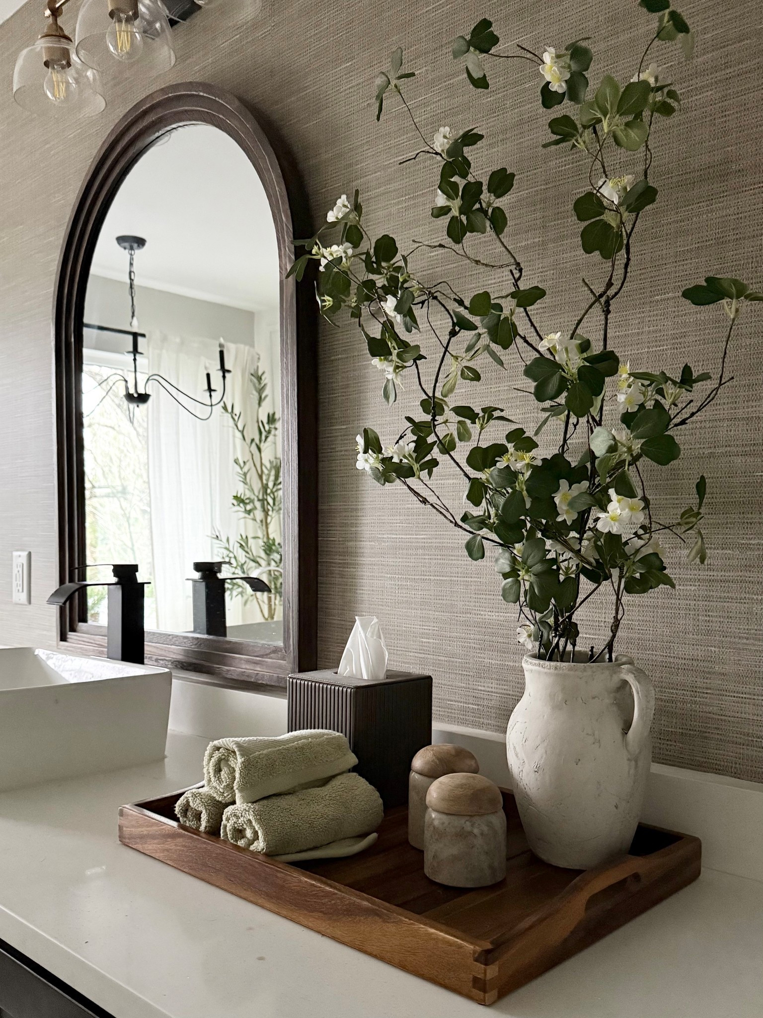 Primary bathroom- spa vibes only✨
I love using as much organic material as possible to evoke a calm setting: wood, marble, greenery…all feels very spa like ✨