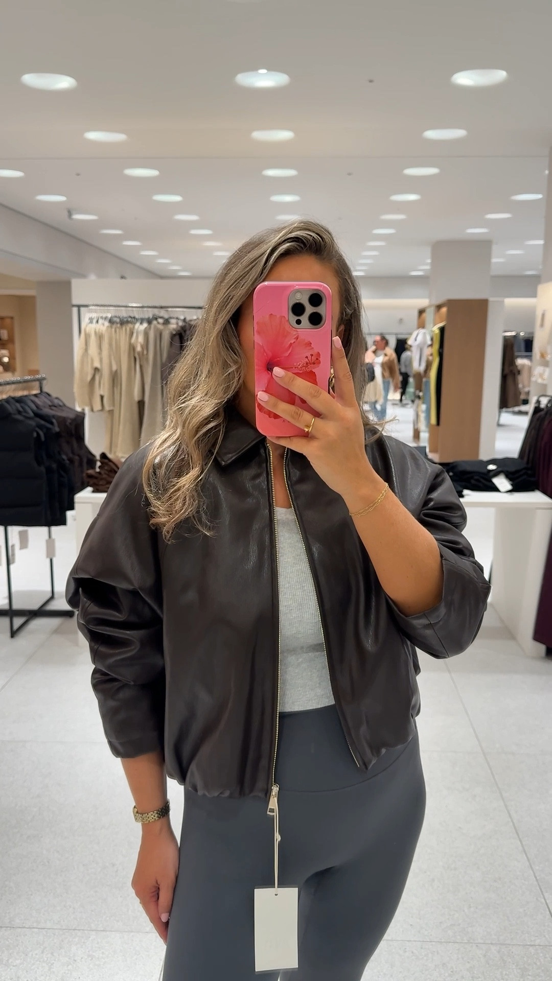 The perfect autumn jacket! I love everything about this the shape, colour and fit!!

I’ve also linked my outfit I’ve got on underneath!

I’m a uk size 10 and I’m wearing a medium 

Autumn outfit, bomber jacket, autumn jacket, chocolate brown, Zara, Zara jacket 

#LTKstyletip #LTKuk #LTKautumn
