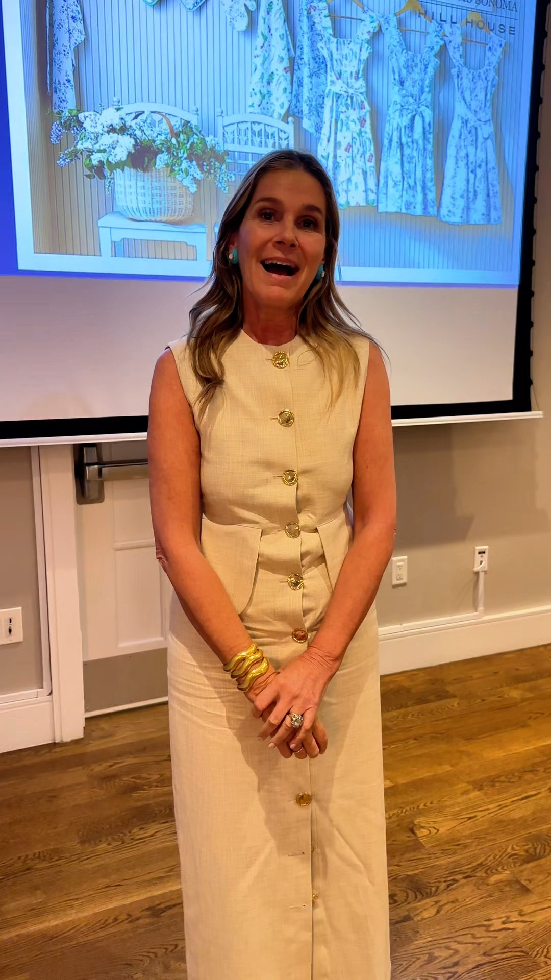 Aerin Lauder proves the power of understated luxury in a linen dress with gold buttons and Manolo Blahnik mules while on Nantucket.