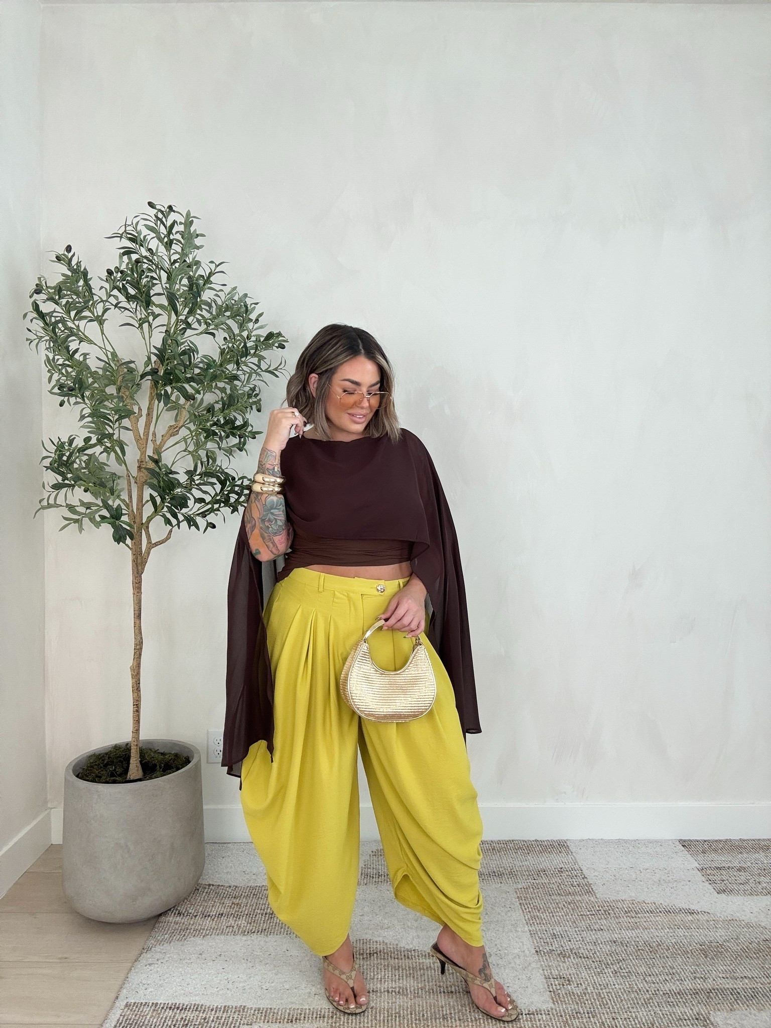 Top L ( perfect for arm coverage) 
Pants XL ( these come in tons of colors if you hate the green ) the fit it great! 
Size up in heels

#LTKootd #LTKMidsize