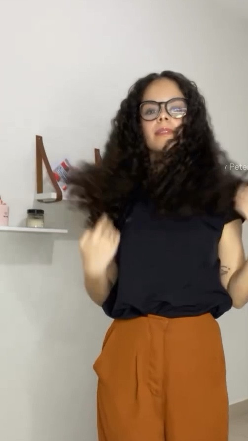 Uma mulher com o corte de cabelo renovado e tratado, não quer guerra com ninguém! E eu descobri o que a cabeleireira usou no meu cabelo, hein?! 👀

#cabelocacheado #cachos

#LTKVideo #LTKbeauty #LTKbrasil