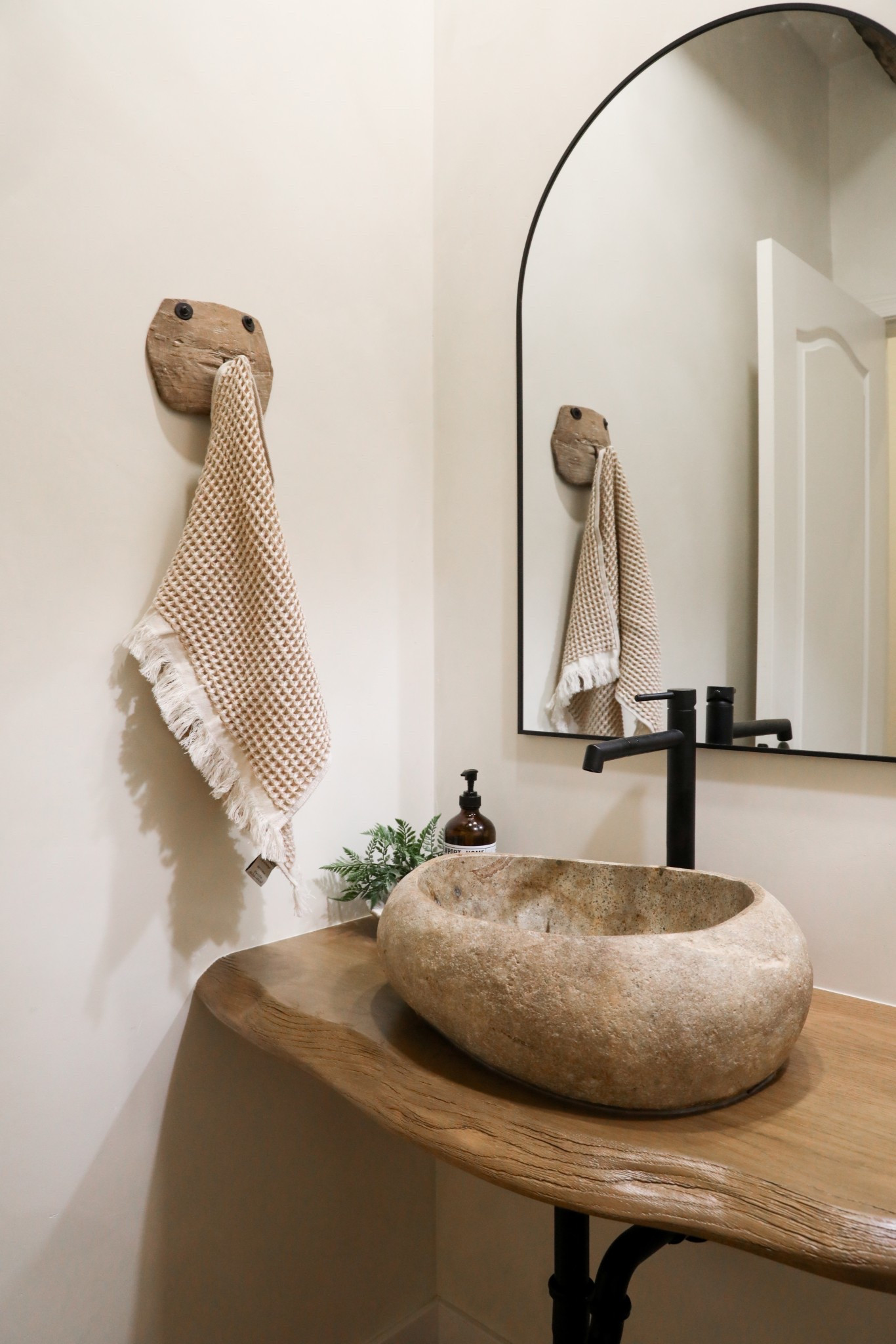 I love this waffle texture hand towel for a more laid-back casual feel 🥰 #bathroom #bathroomdecor #handtowel #worldmarket #ltkhome #homedecor #rusticmodern

#LTKHome #LTKStyleTip