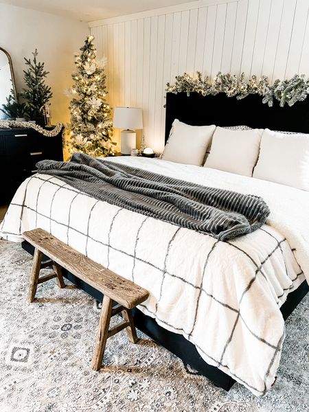 cozy Christmas bedroom 

#LTKSeasonal #LTKHoliday