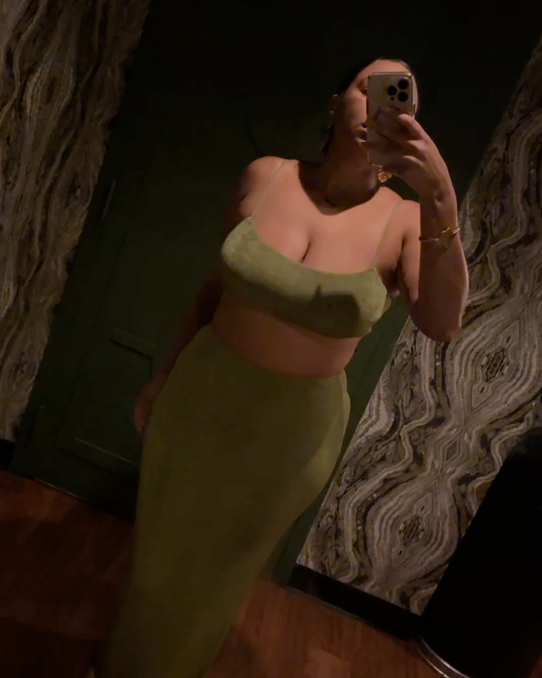 I’ve been trying to find so many reasons to wear this 2 piece set and finally found it! I absolutely love this set for a nice dinner with friends or a date 👀. 