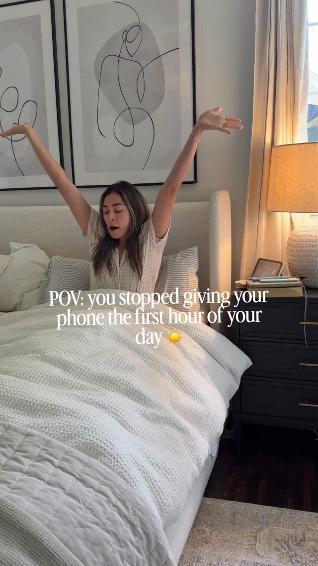 Healthy habits I’m trying to be better at as a mom!! Phone free mornings before my son wakes up ☀️ definitely does not always look like this but I’m making efforts 🤍 my husband is usually gone pretty early for law school! 

Oatmeal recipe:
- oatmeal
- flax seeds 
- chia seeds
- banana 
- milk 
- cottage cheese 
-protein powder 
- peanut butter 

#healthylifestyle #healthyhabits #christianmorningroutine #quiettimeessentials mommorningroutine