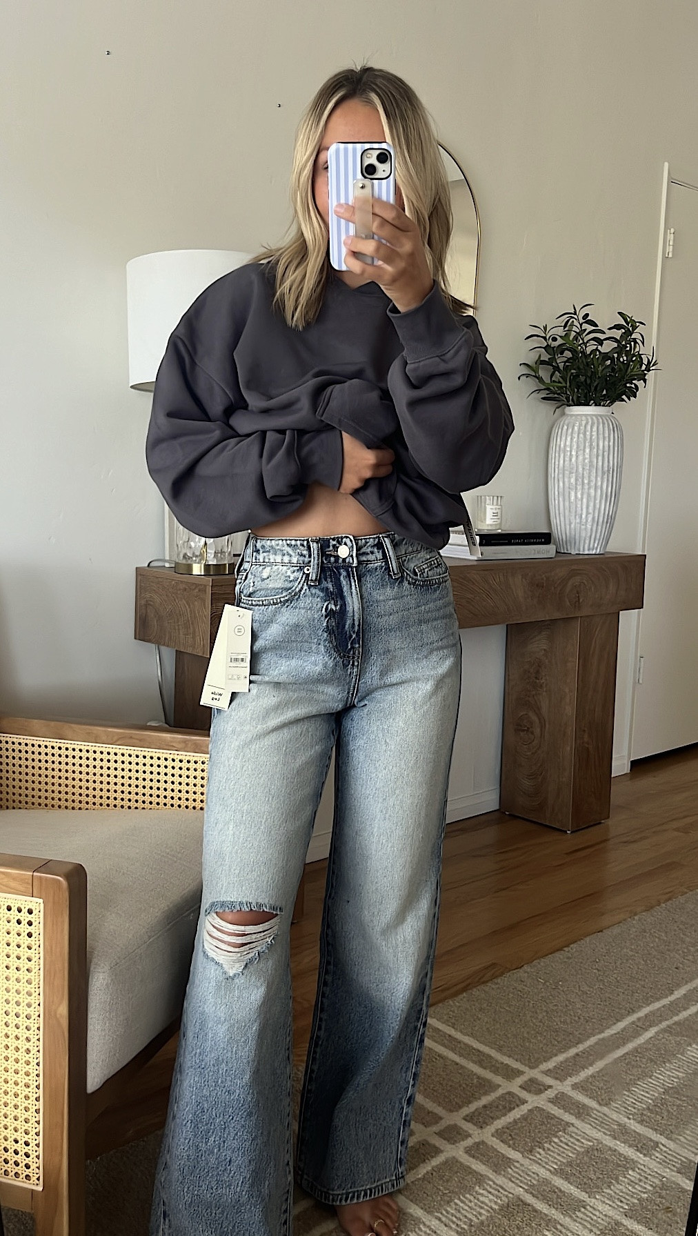 In MEDIUM WASH - online photo is not accurate and doesn’t show the distress