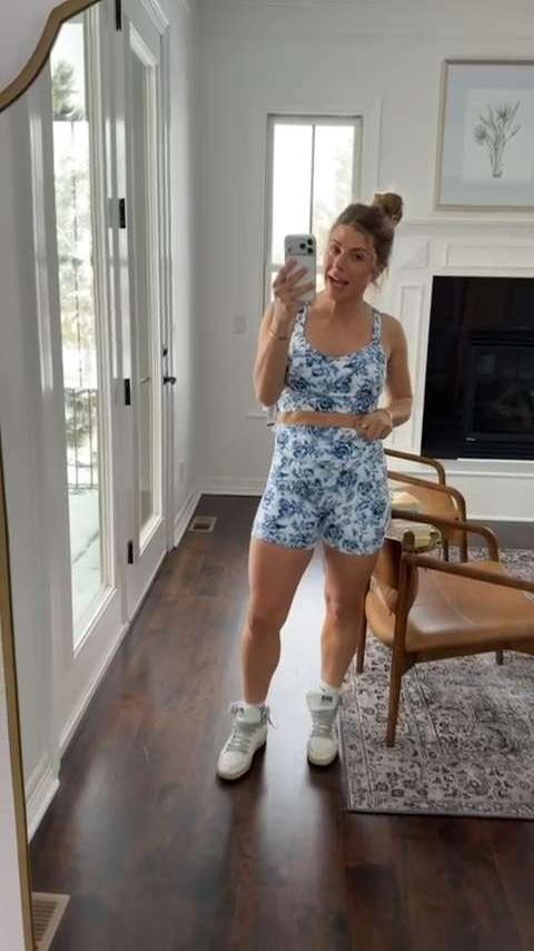Blue and white floral fit making workouts feel a little more fun. Ready for Pilates, power walks, or just matching my coffee run energy 💙☕🌿
#Abercrombie #WorkoutSet #Activewear #LTKFit #Athleisure #WorkoutOutfit #GymStyle #StyleInspo #ComfyChic #OOTD #FitnessFashion 

 

#LTKActive #LTKootd