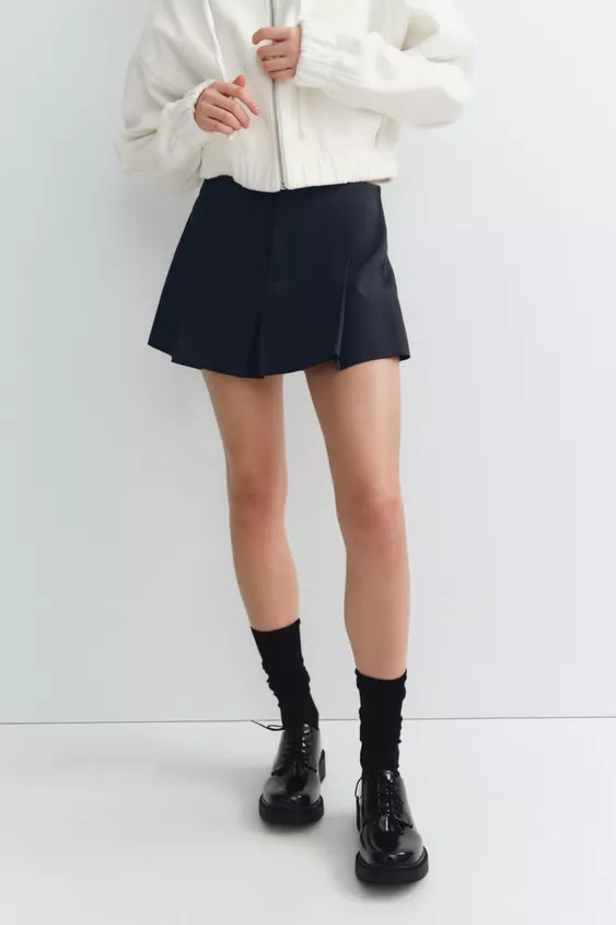 Mid-waist skort. Pleated detail on the front. Welt pockets on the back. Zip fly and metal hook fa... | Zara UK