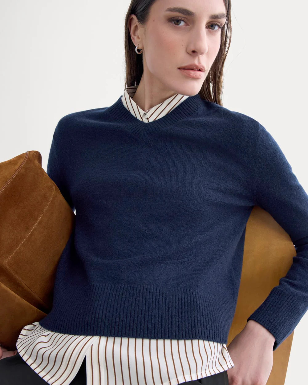 Everlane Cashmere Cropped High-V Sweater In Navy, Size Small | Everlane